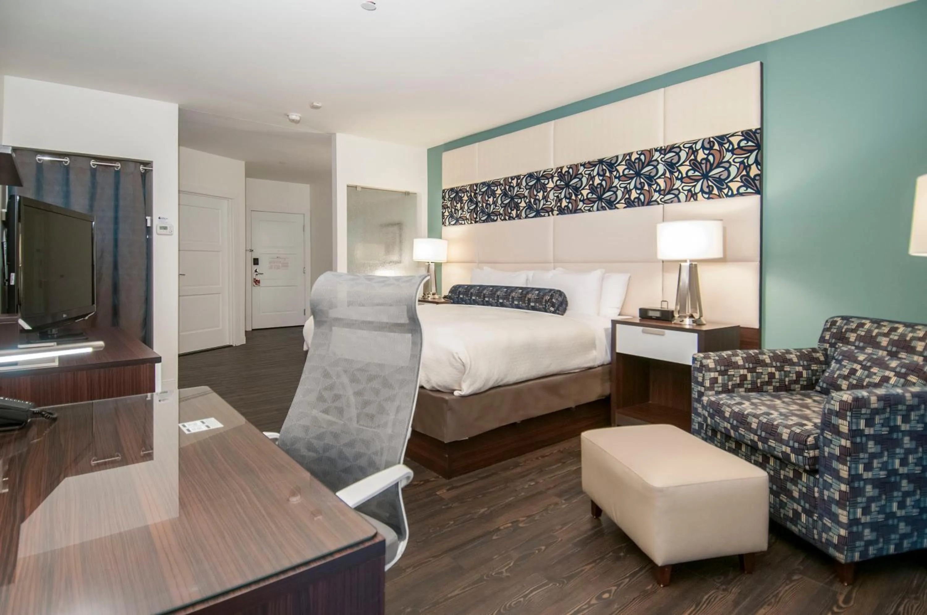 Photo of the whole room, Bed in Hotel Indigo Waco by IHG