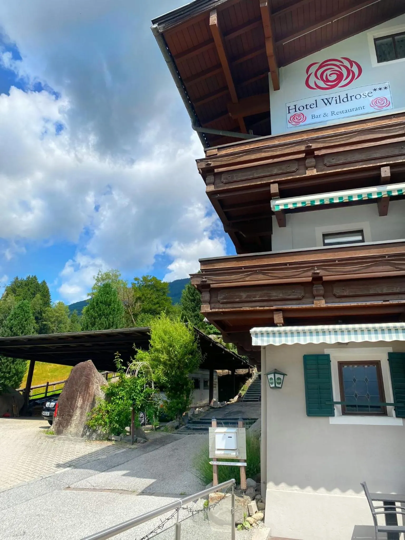 Property building in Hotel Wildrose