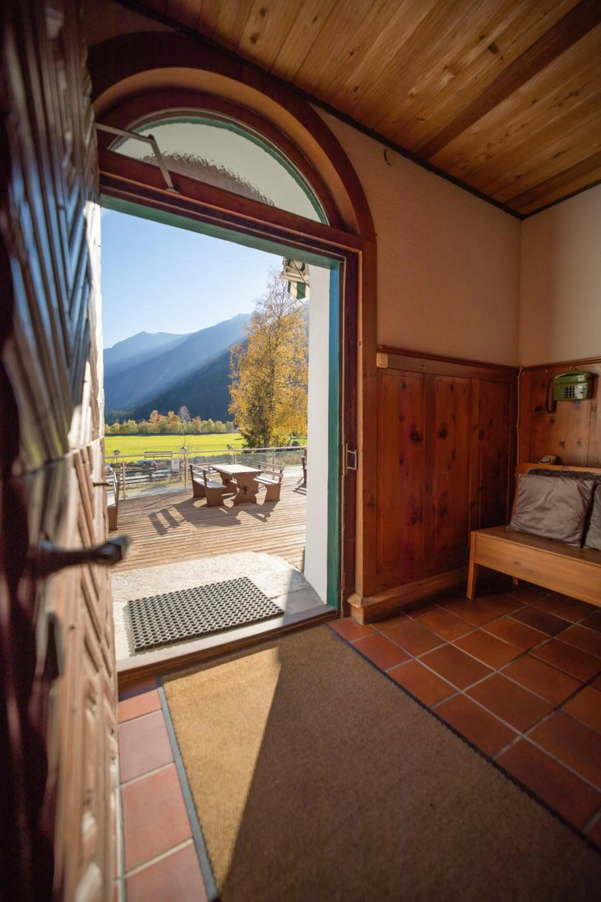 Balcony/Terrace, Bed in Hotel Wildrose
