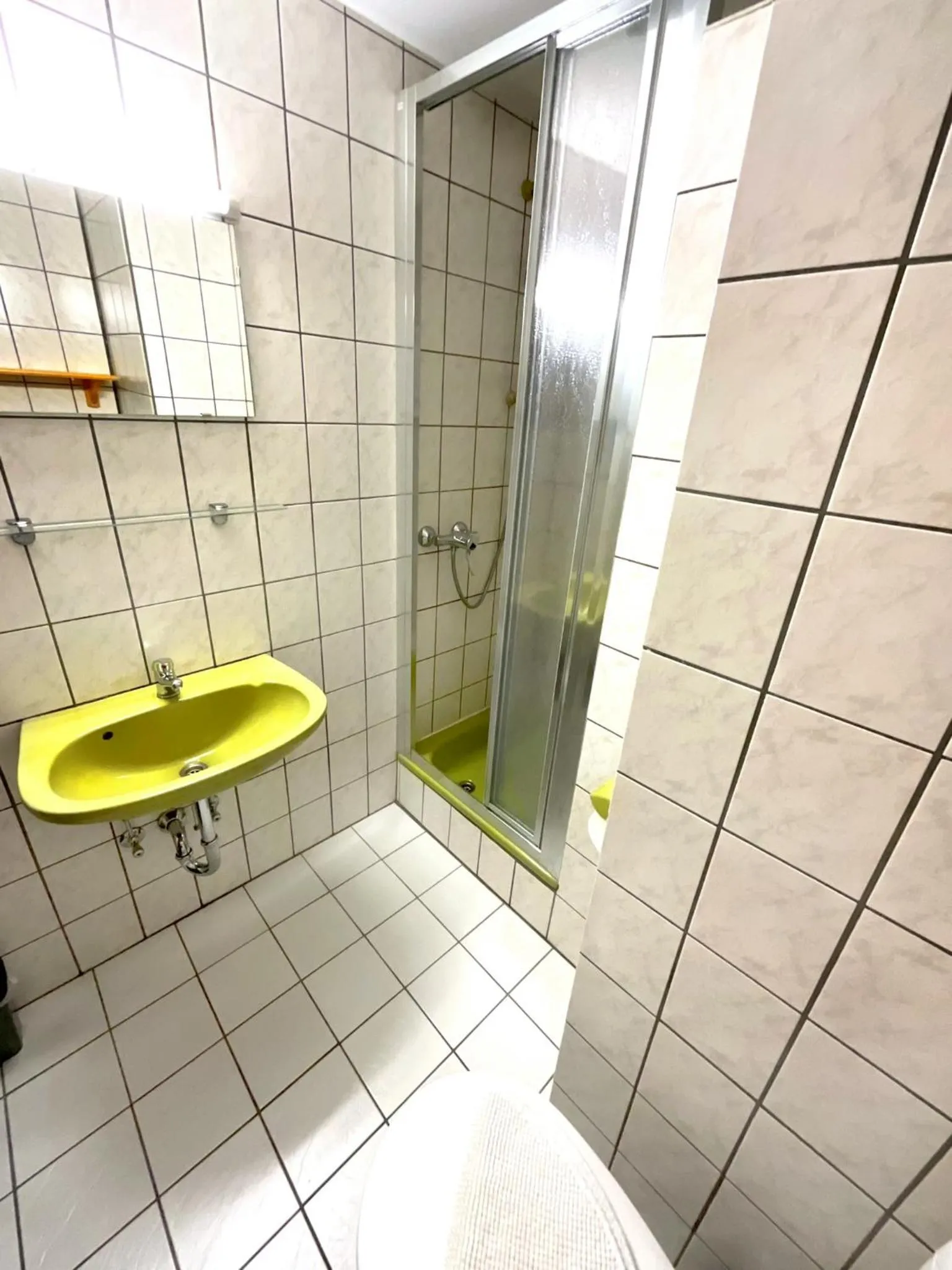 Shower in Hotel Wildrose