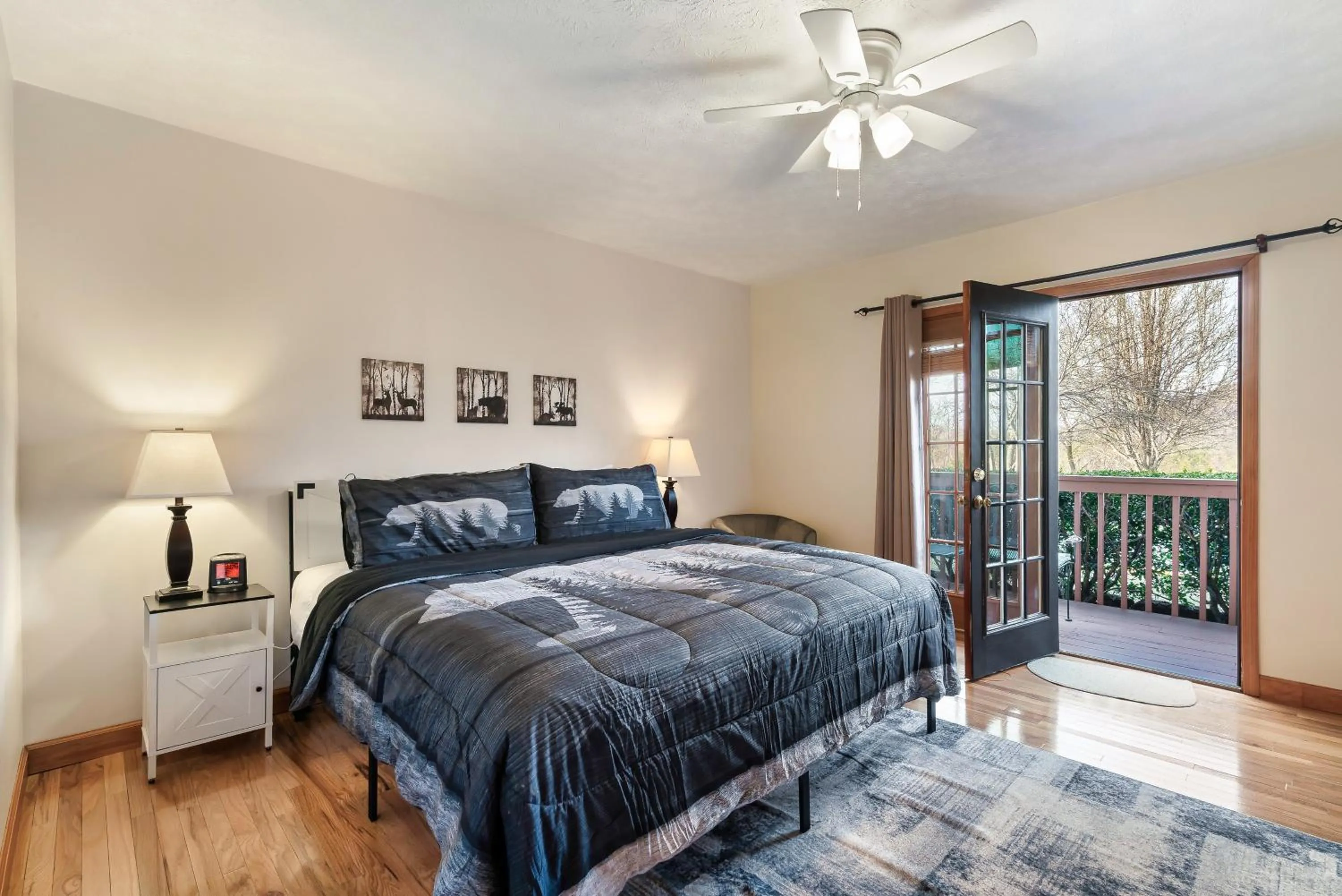 Bed in Berry Springs Lodge