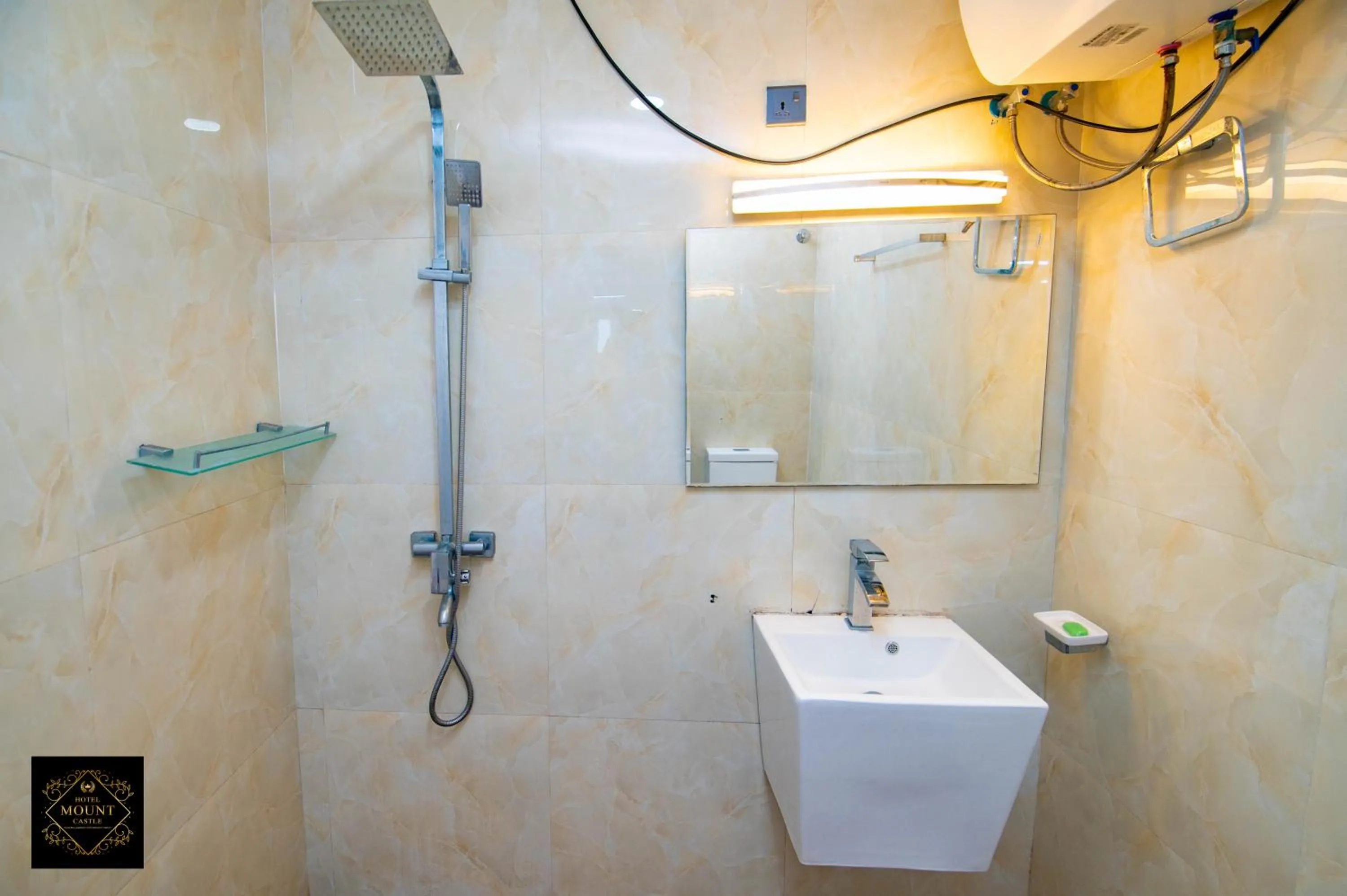 Shower in Hotel Mount Castle