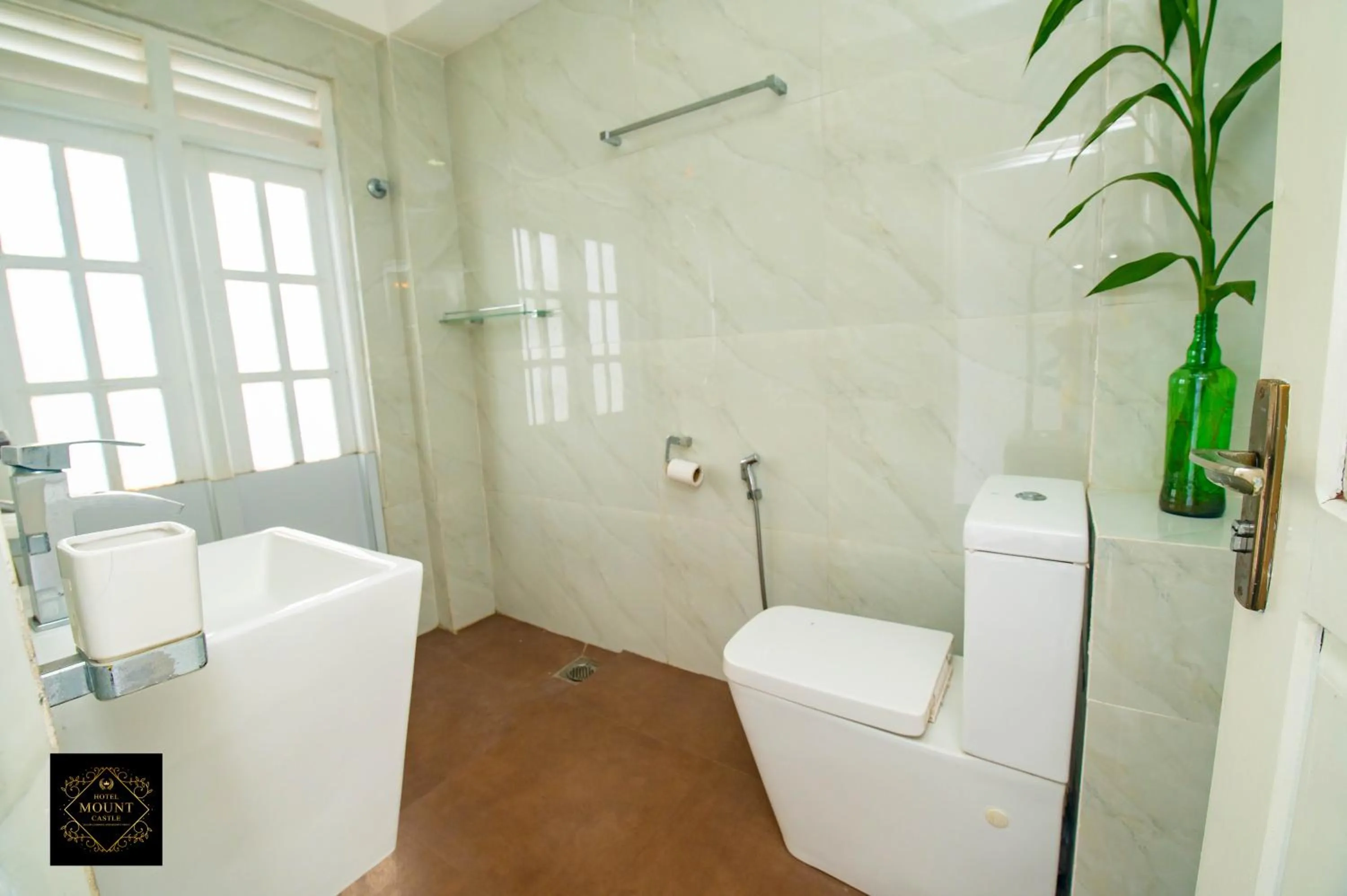 Shower in Hotel Mount Castle