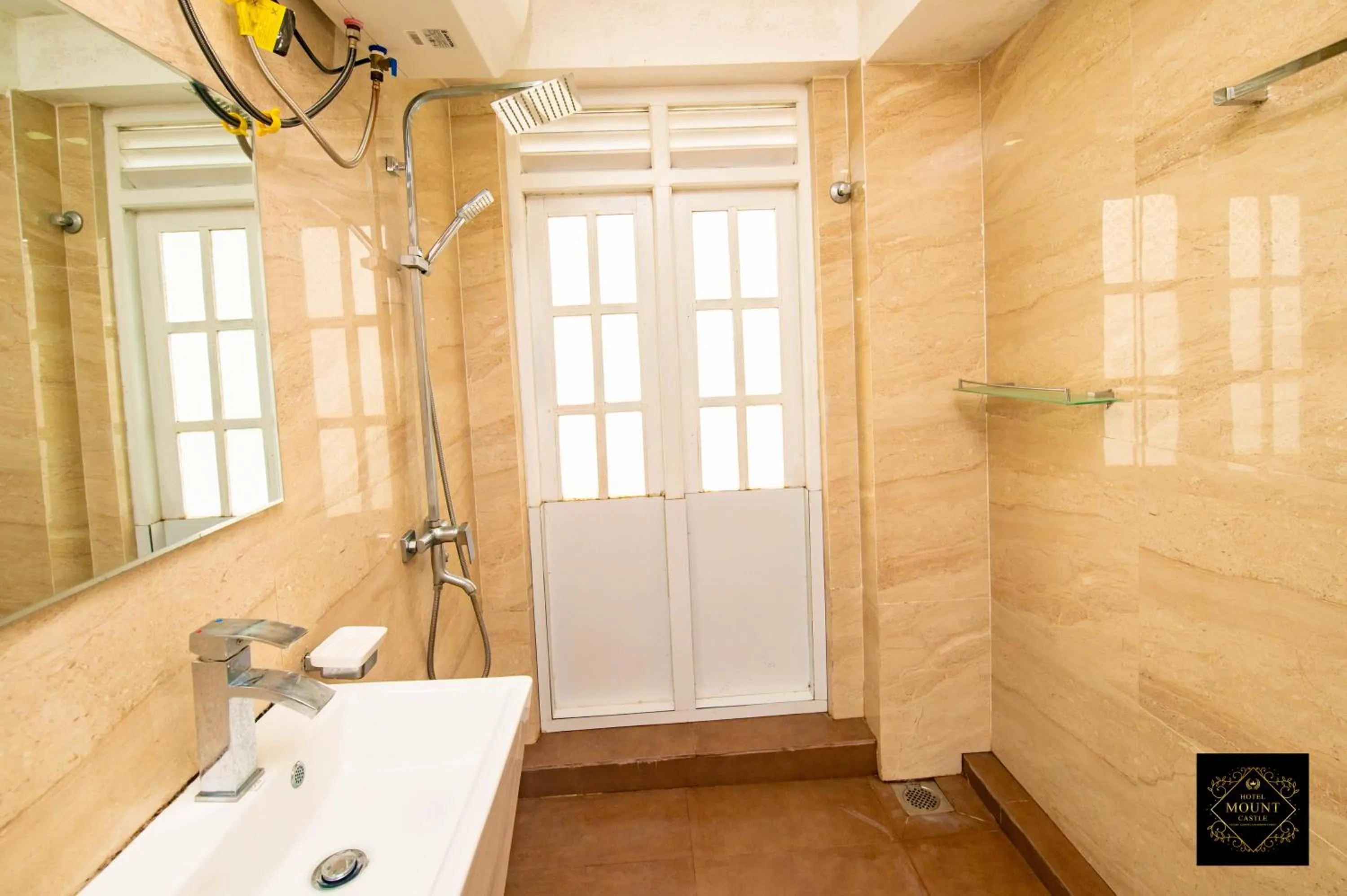 Shower in Hotel Mount Castle