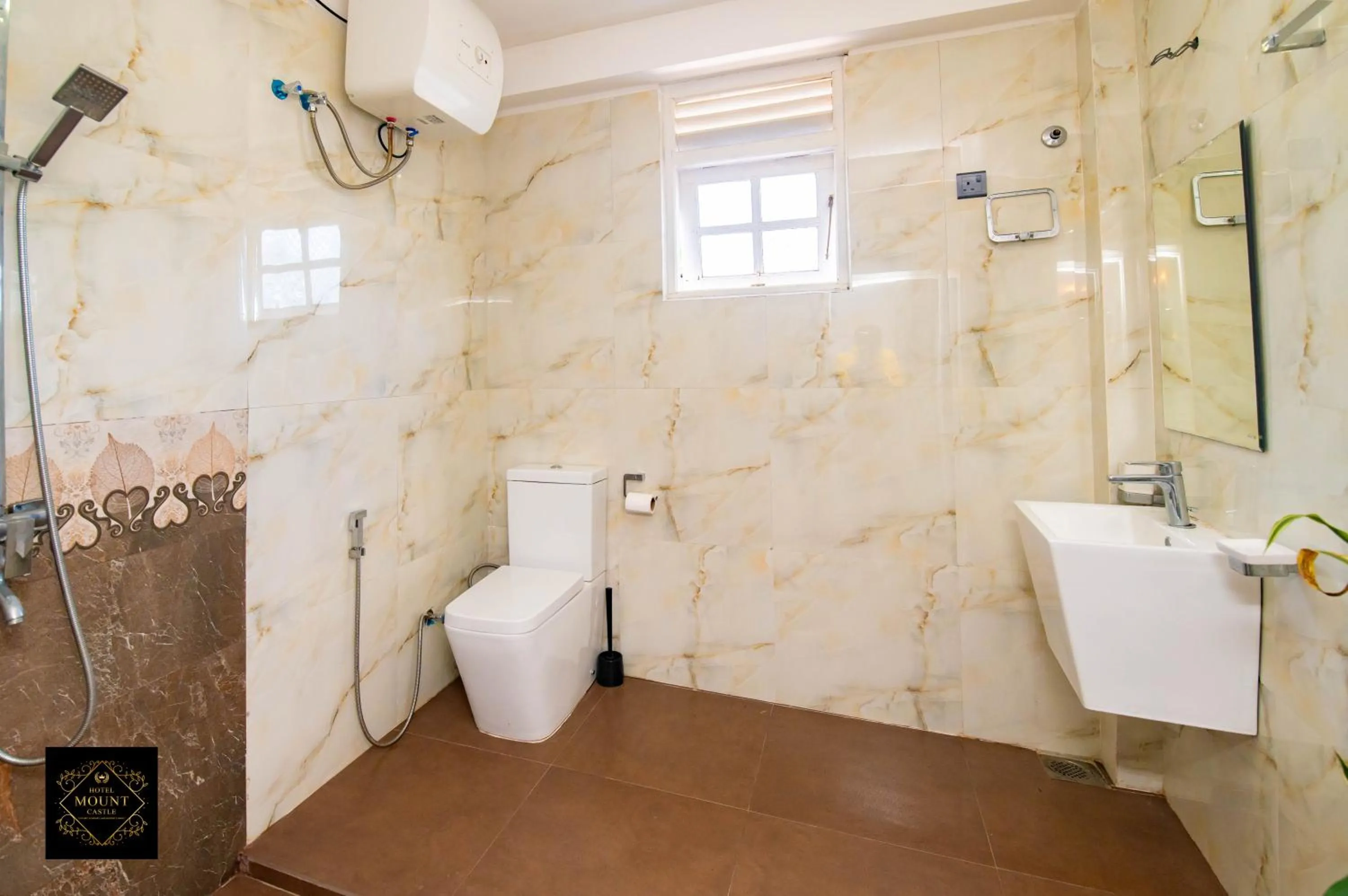 Shower in Hotel Mount Castle