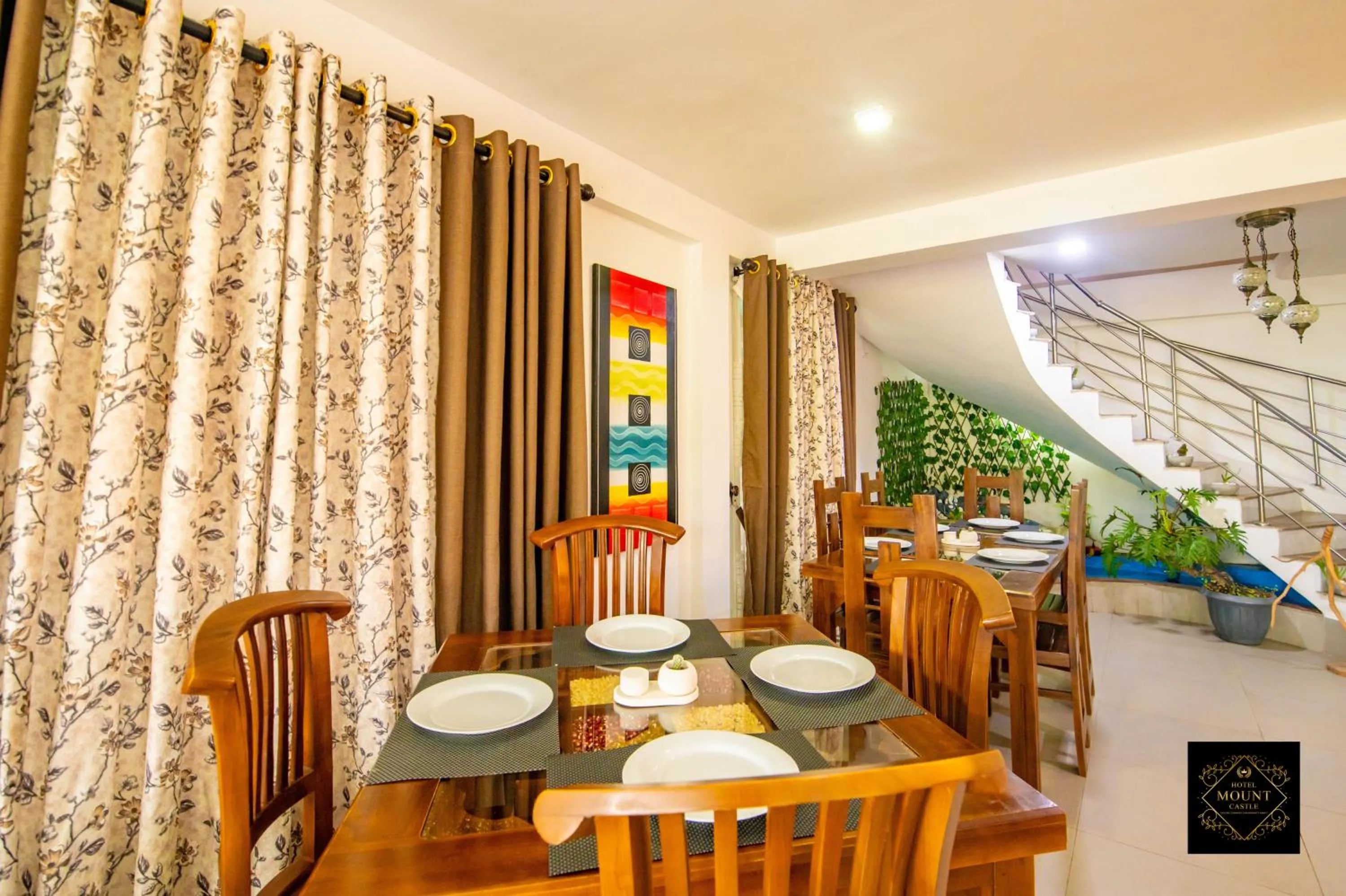 Restaurant/places to eat in Hotel Mount Castle