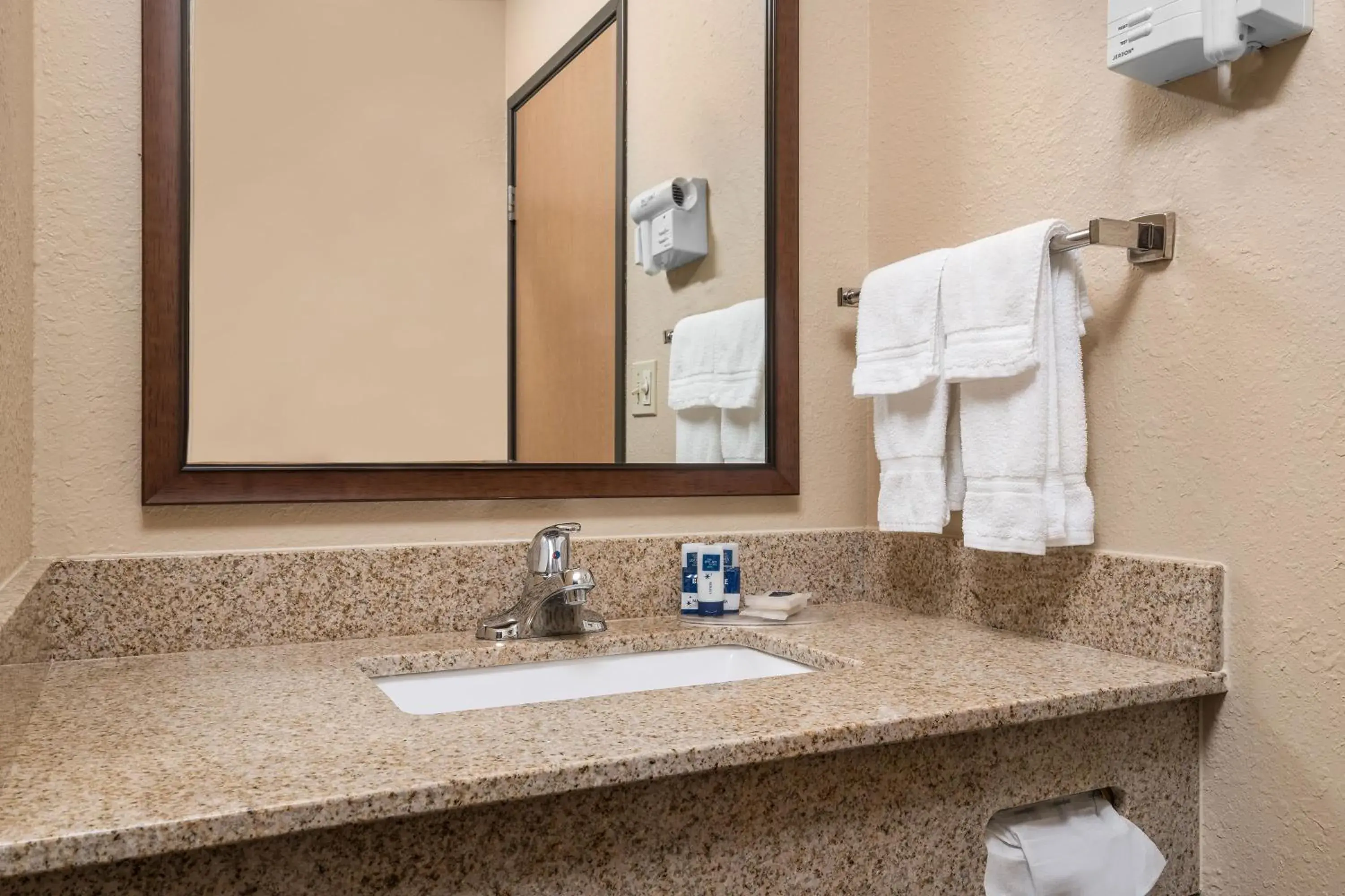 Queen Room - Mobility Access/Non-Smoking in AmericInn by Wyndham Detroit Lakes Queen Room - Mobility Access/Non-Smoking in AmericInn by Wyndham Detroit Lakes