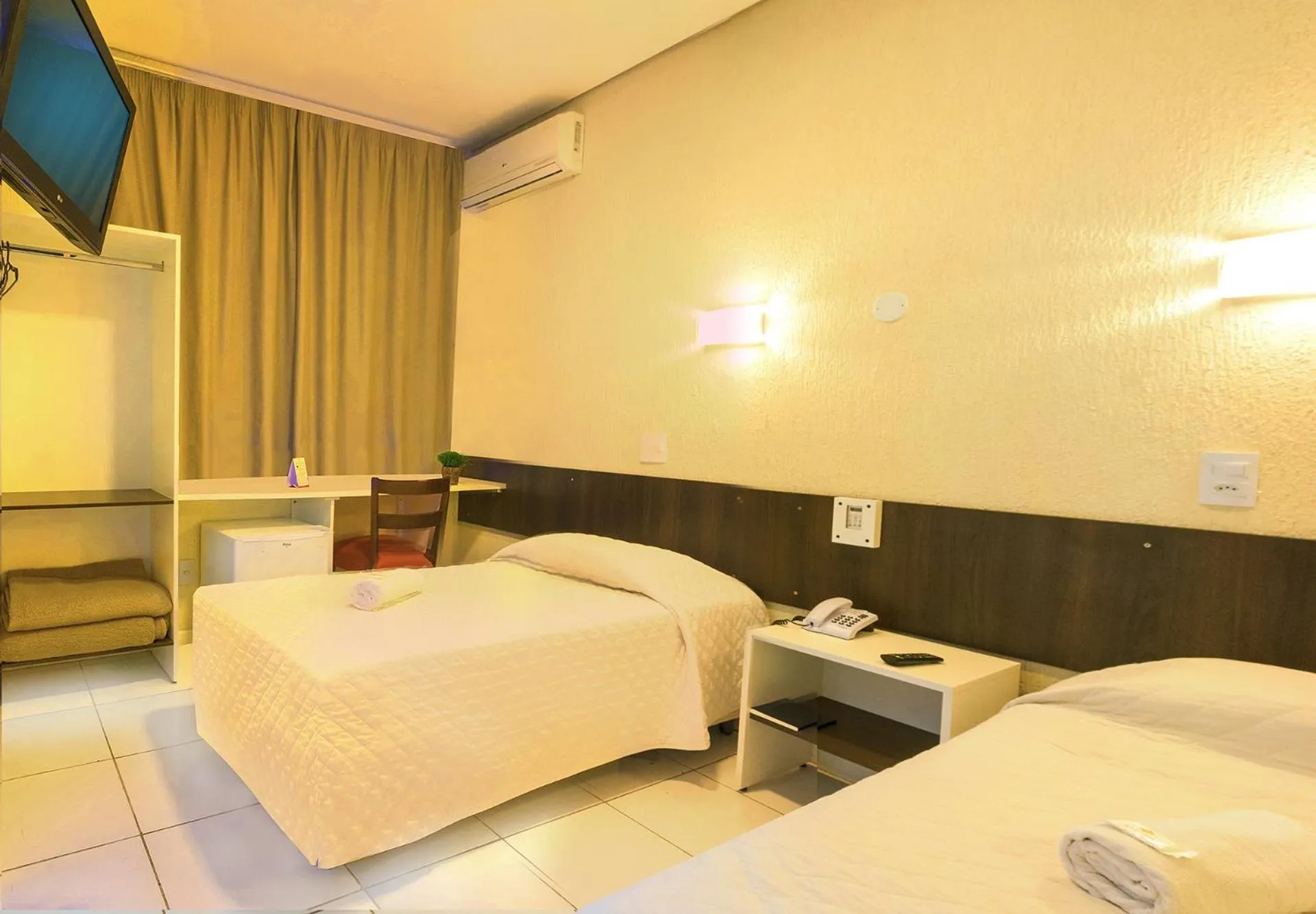 Bed in Hotel Elevado