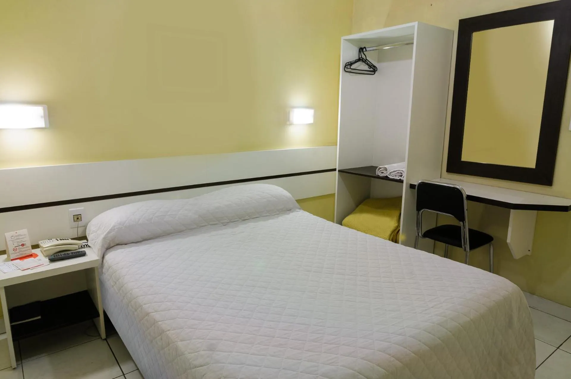 Bed in Hotel Elevado