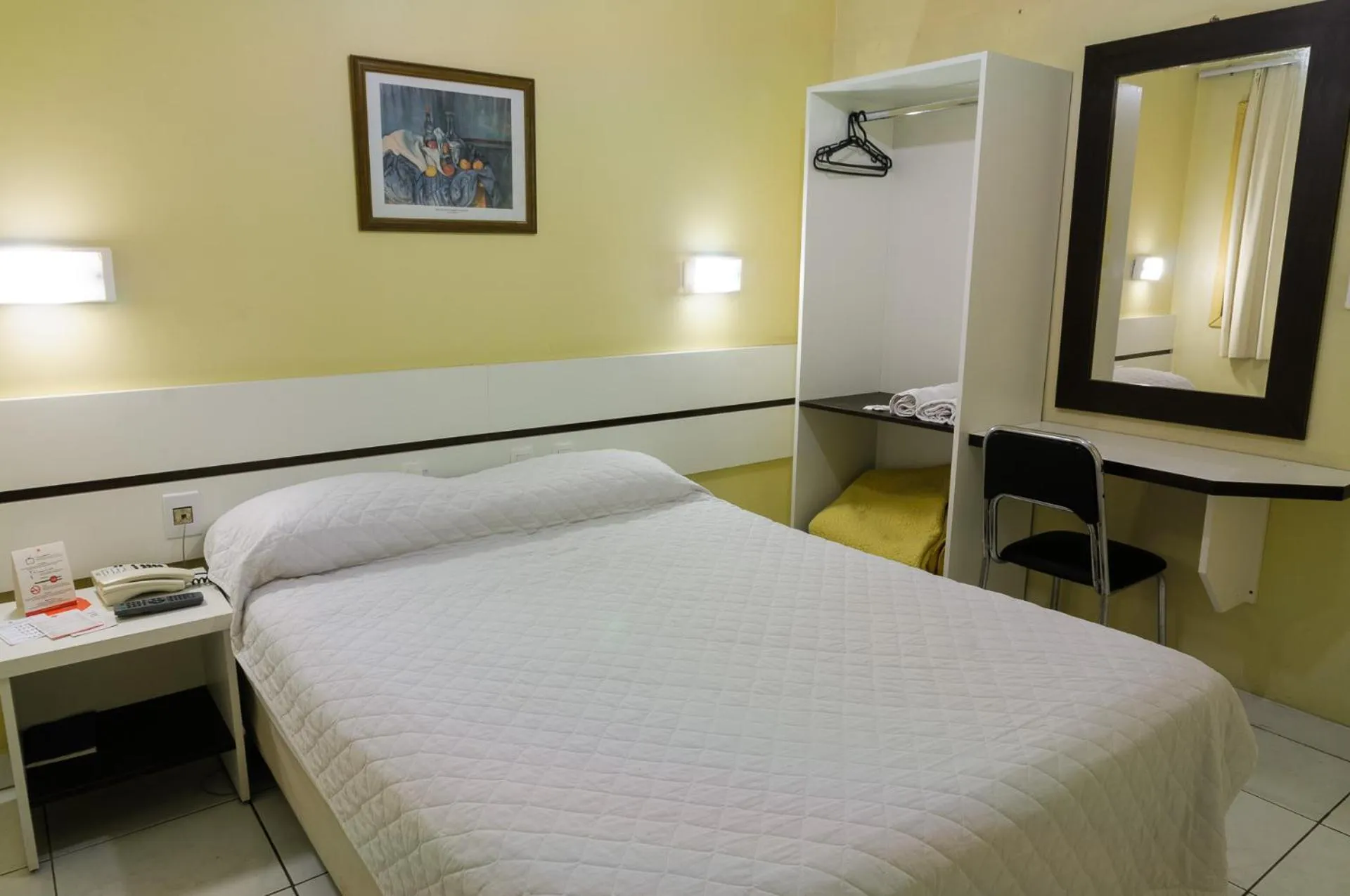 Bed in Hotel Elevado