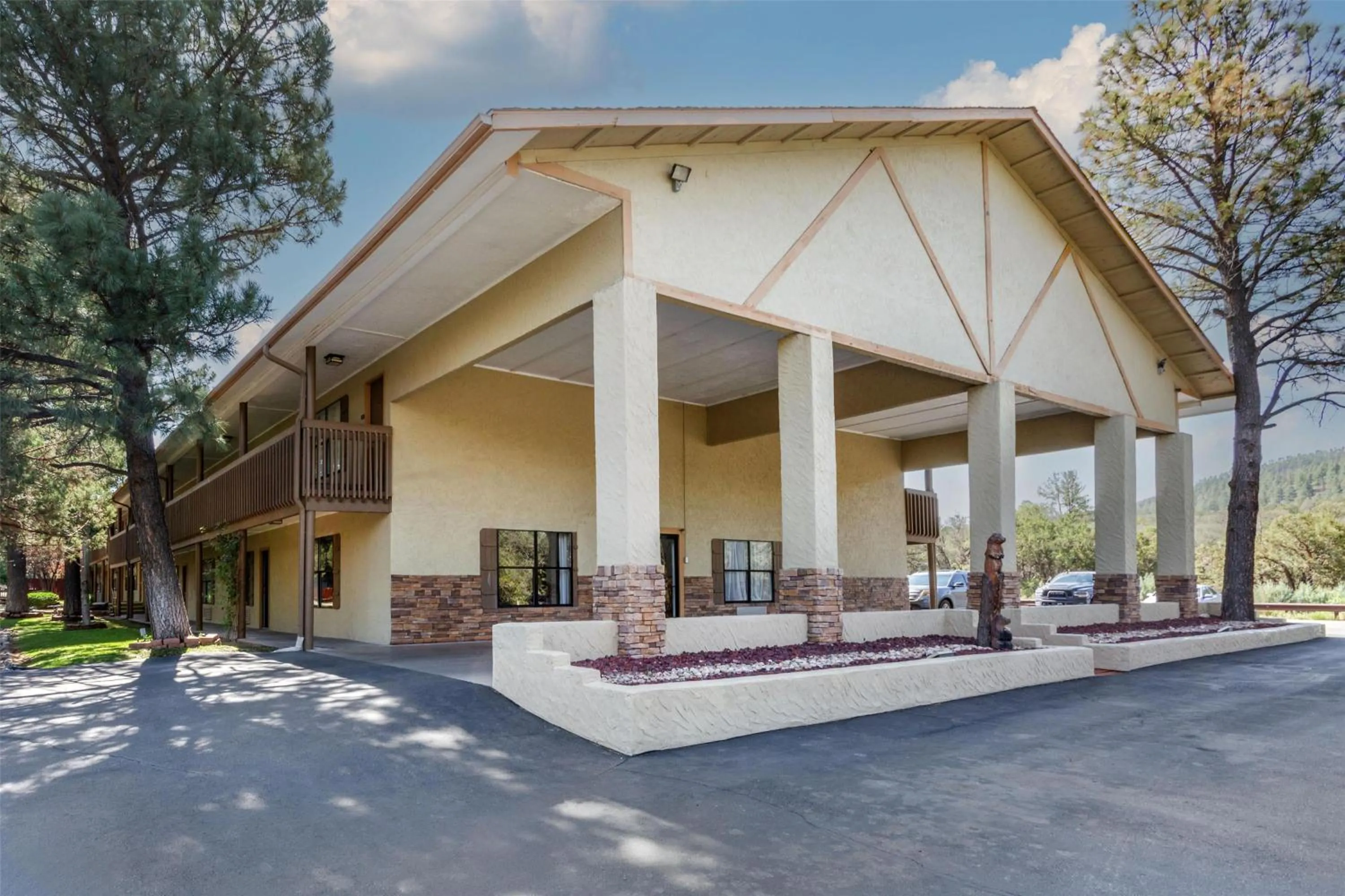 Property building in Best Western Pine Springs Inn