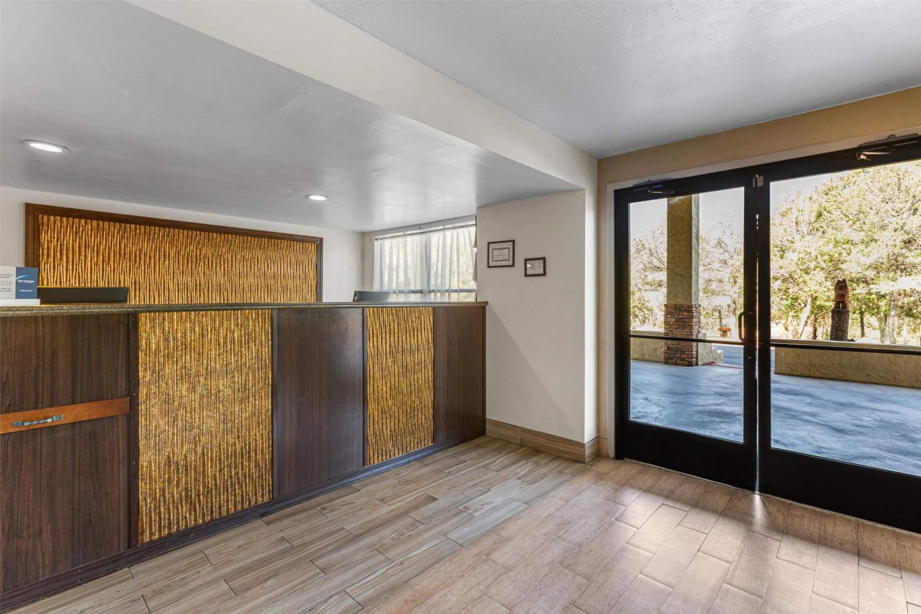 Lobby or reception, Bed in Best Western Pine Springs Inn