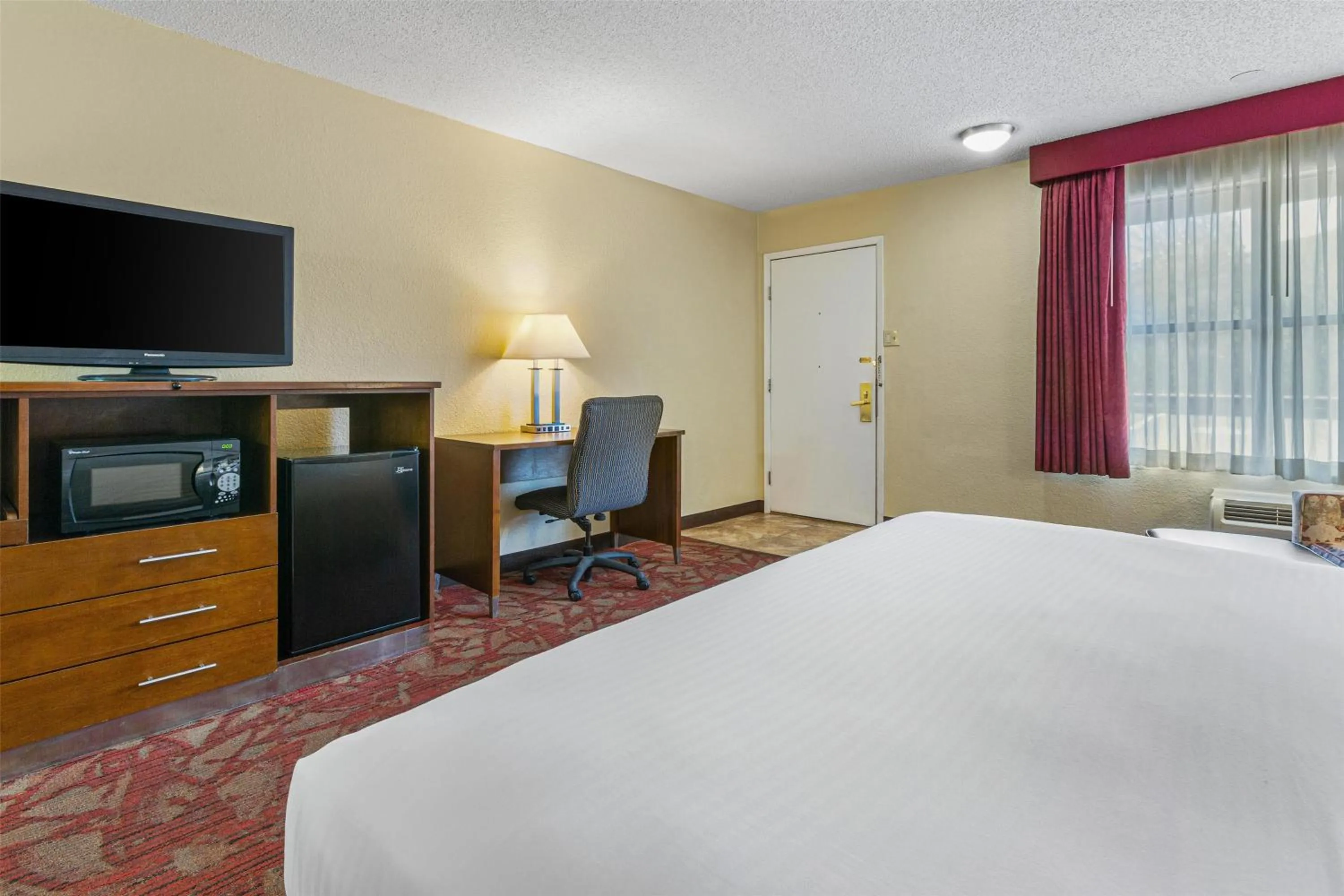 Bedroom, Bed in Best Western Pine Springs Inn