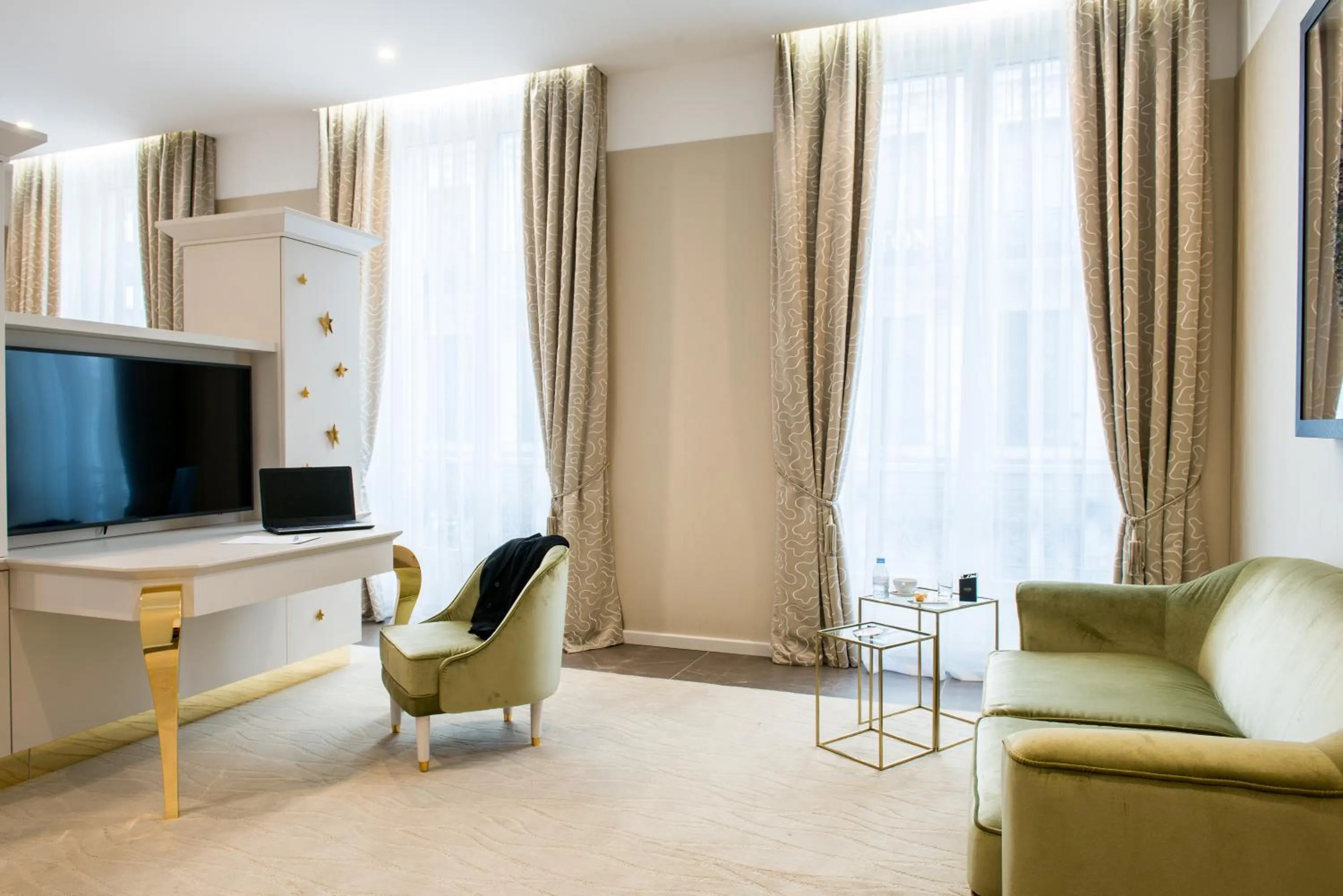 Communal lounge/ TV room in Boscolo Lyon Hotel & Spa