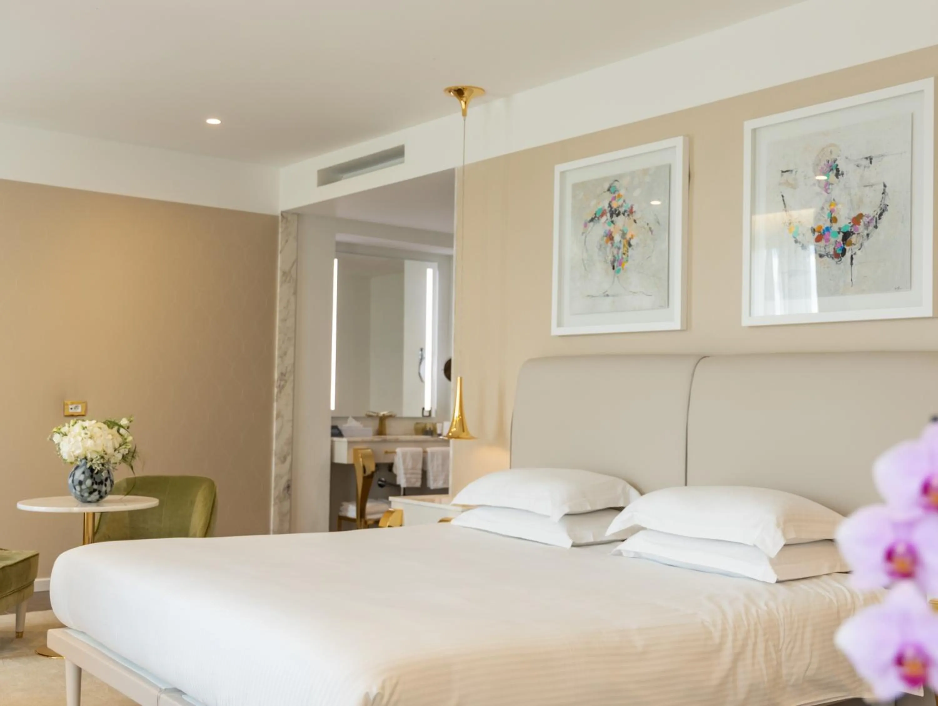 Bed in Boscolo Lyon Hotel & Spa