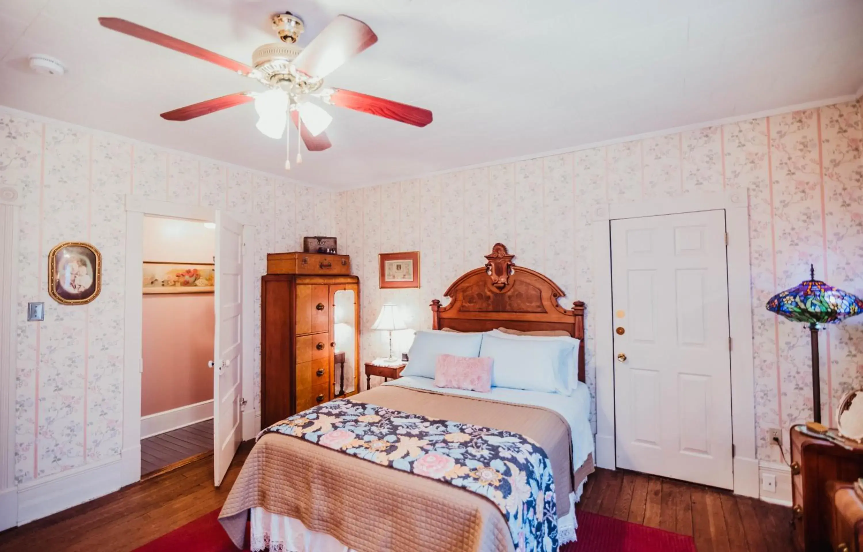 Queen Room in The Claiborne Bed and Breakfast Queen Room in The Claiborne Bed and Breakfast