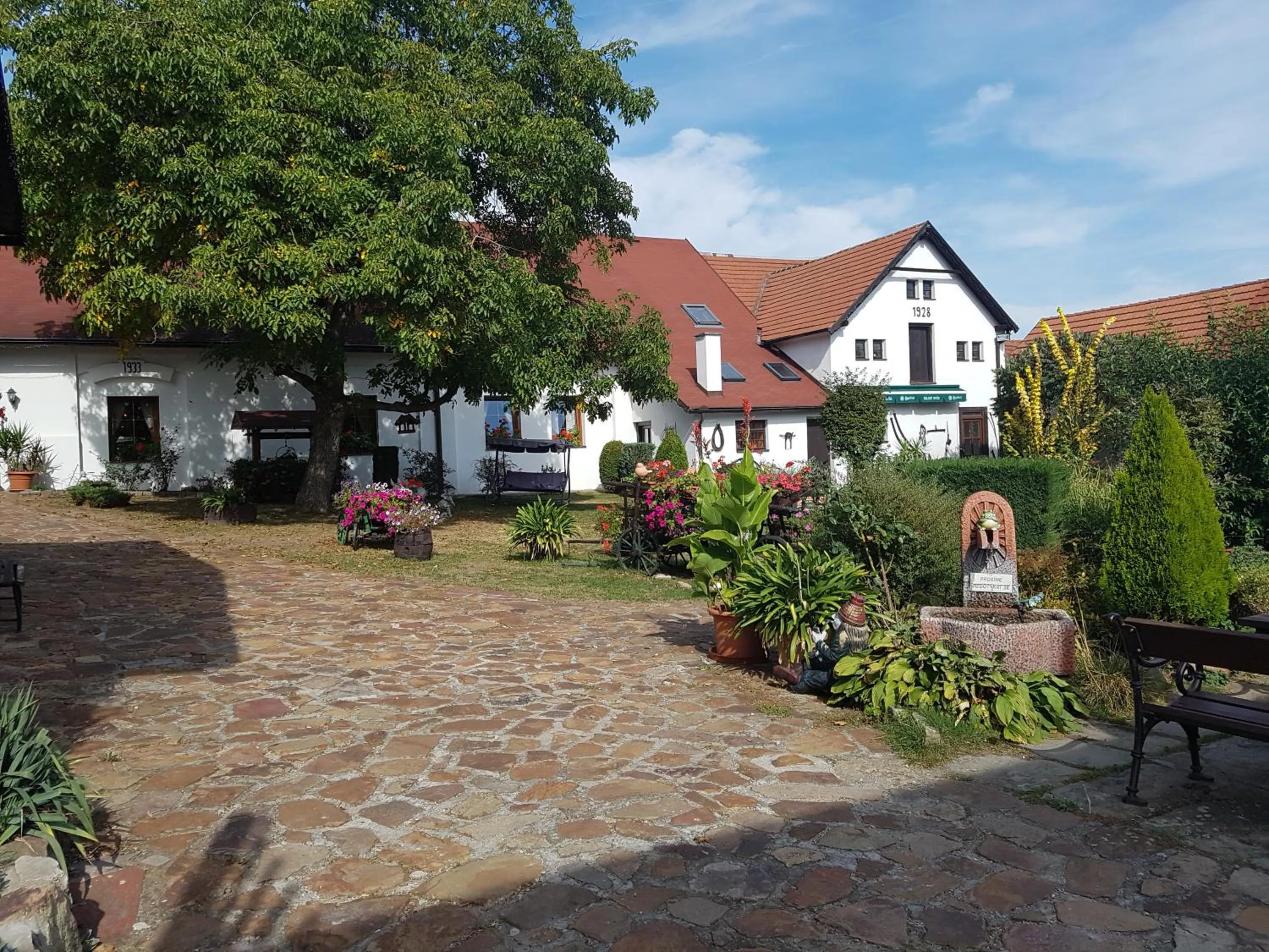 Restaurant/places to eat in Hostinec Selský dvůr