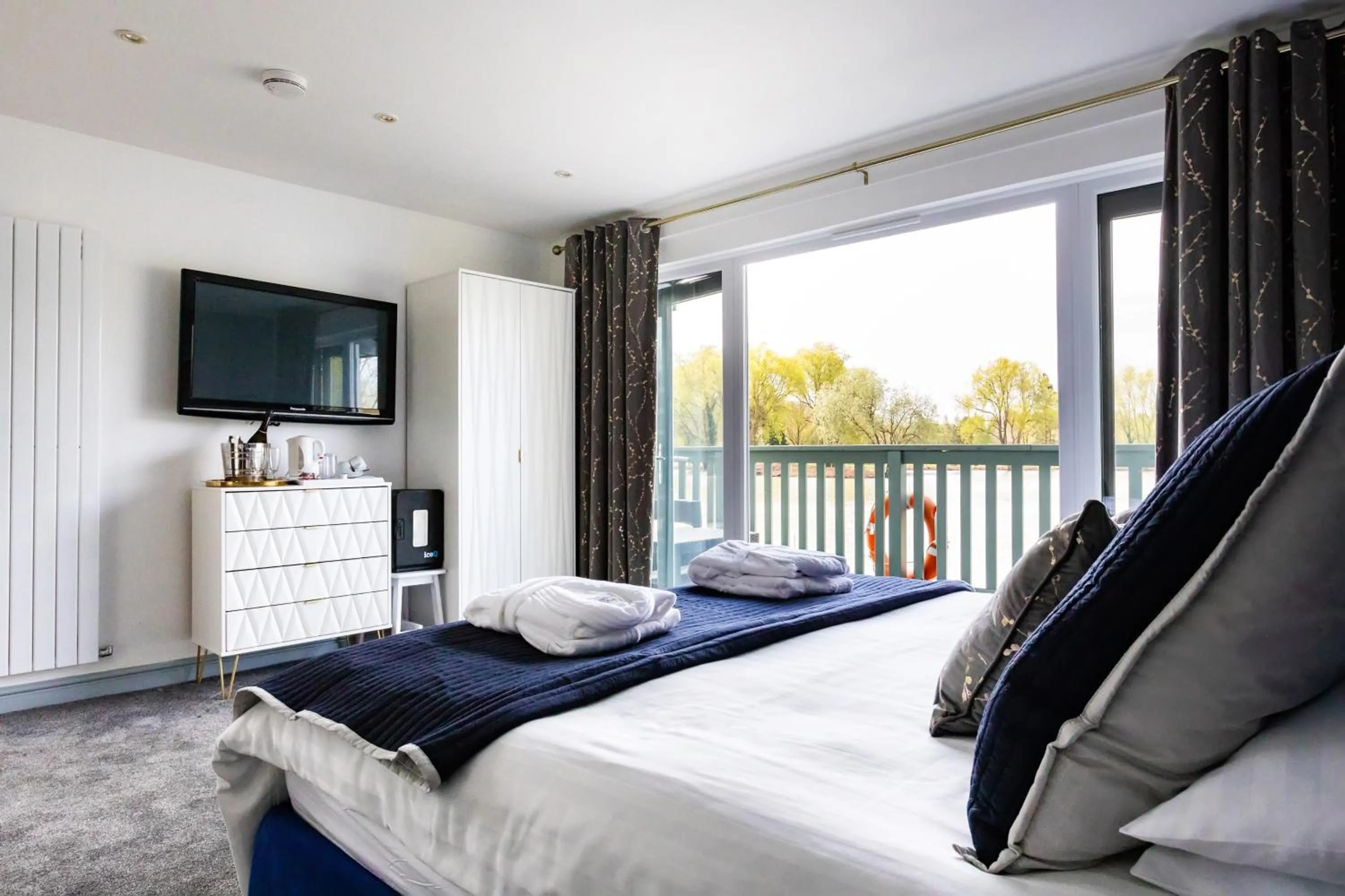 Photo of the whole room, Bed in The Vale Golf & Country Club