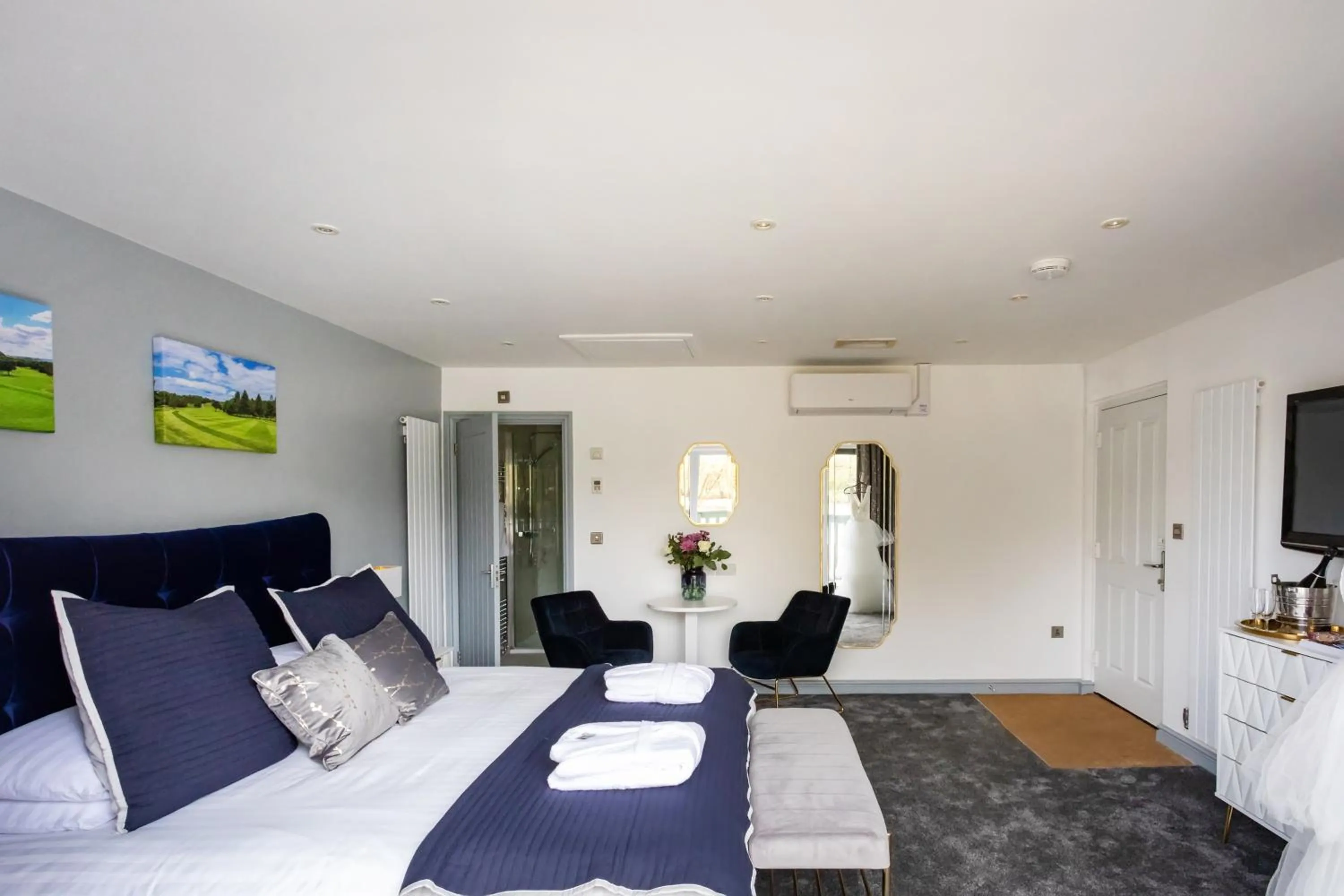 Photo of the whole room, Bed in The Vale Golf & Country Club