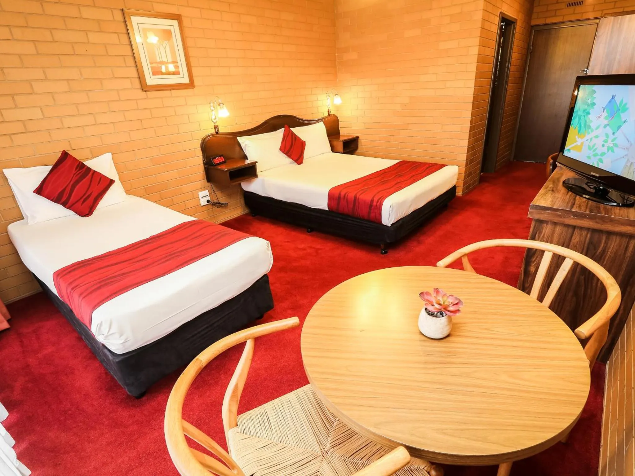 Dining area, Bed in Mildura River City Motel