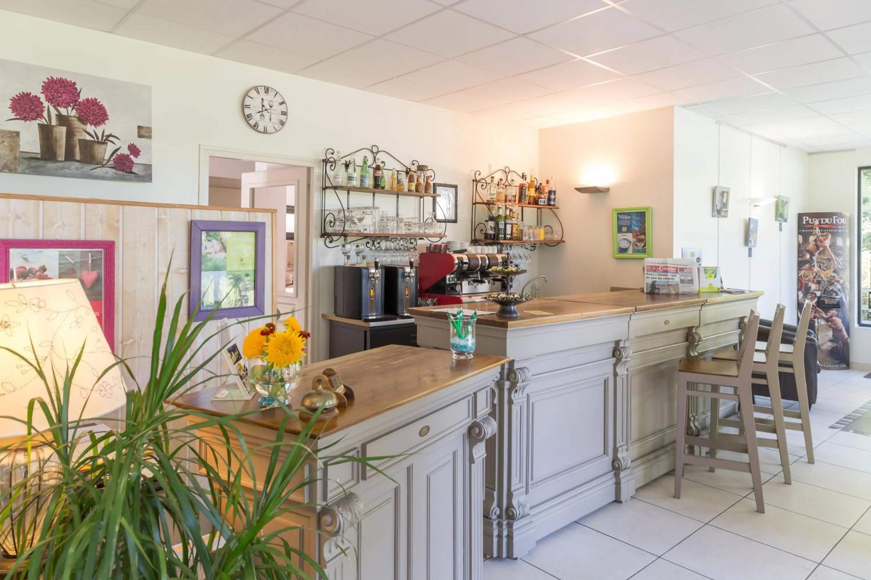 Lounge or bar in Logis Le Moulin De la Soriniere