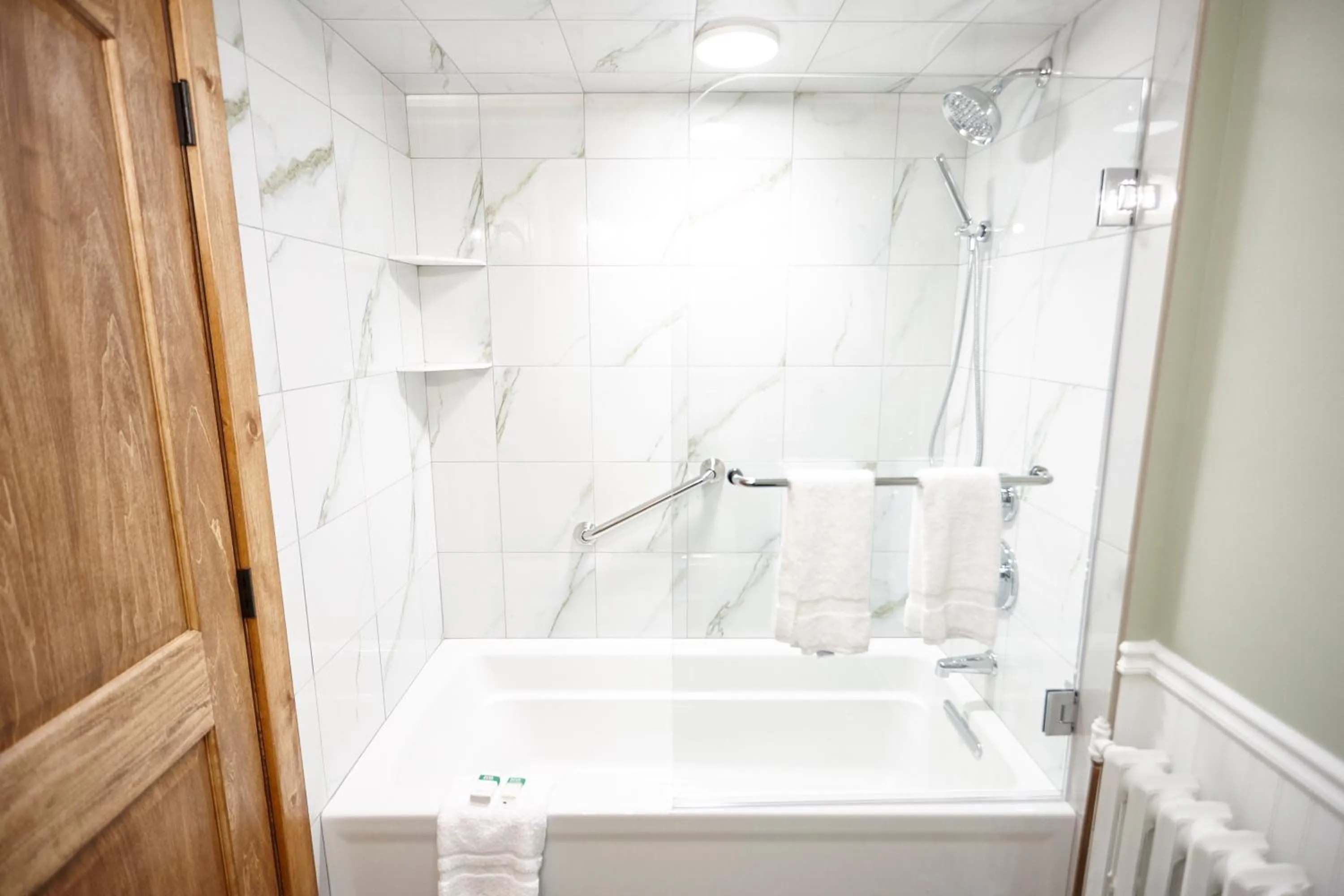 Shower in Seesaw's Lodge