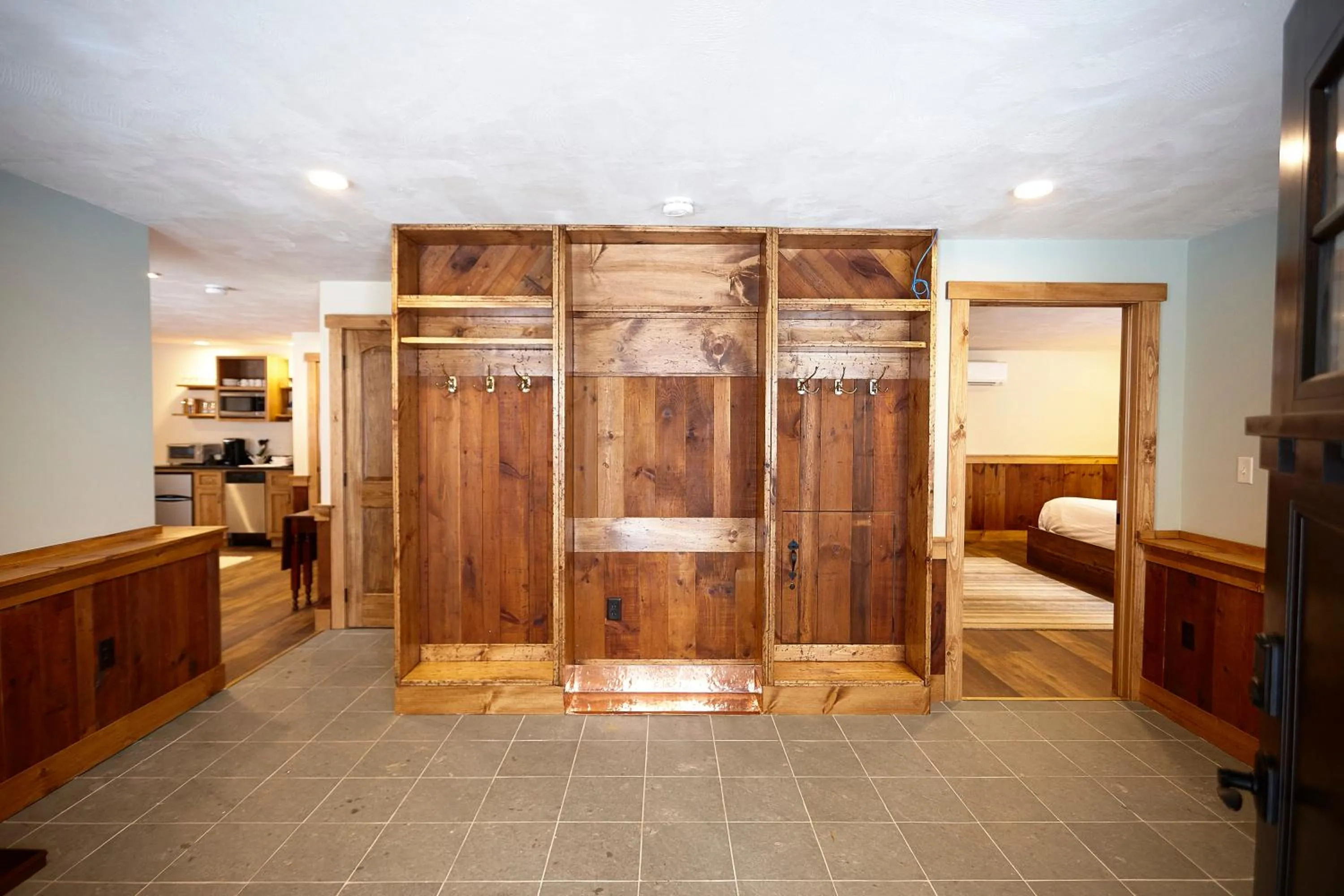 Facade/entrance, Bed in Seesaw's Lodge