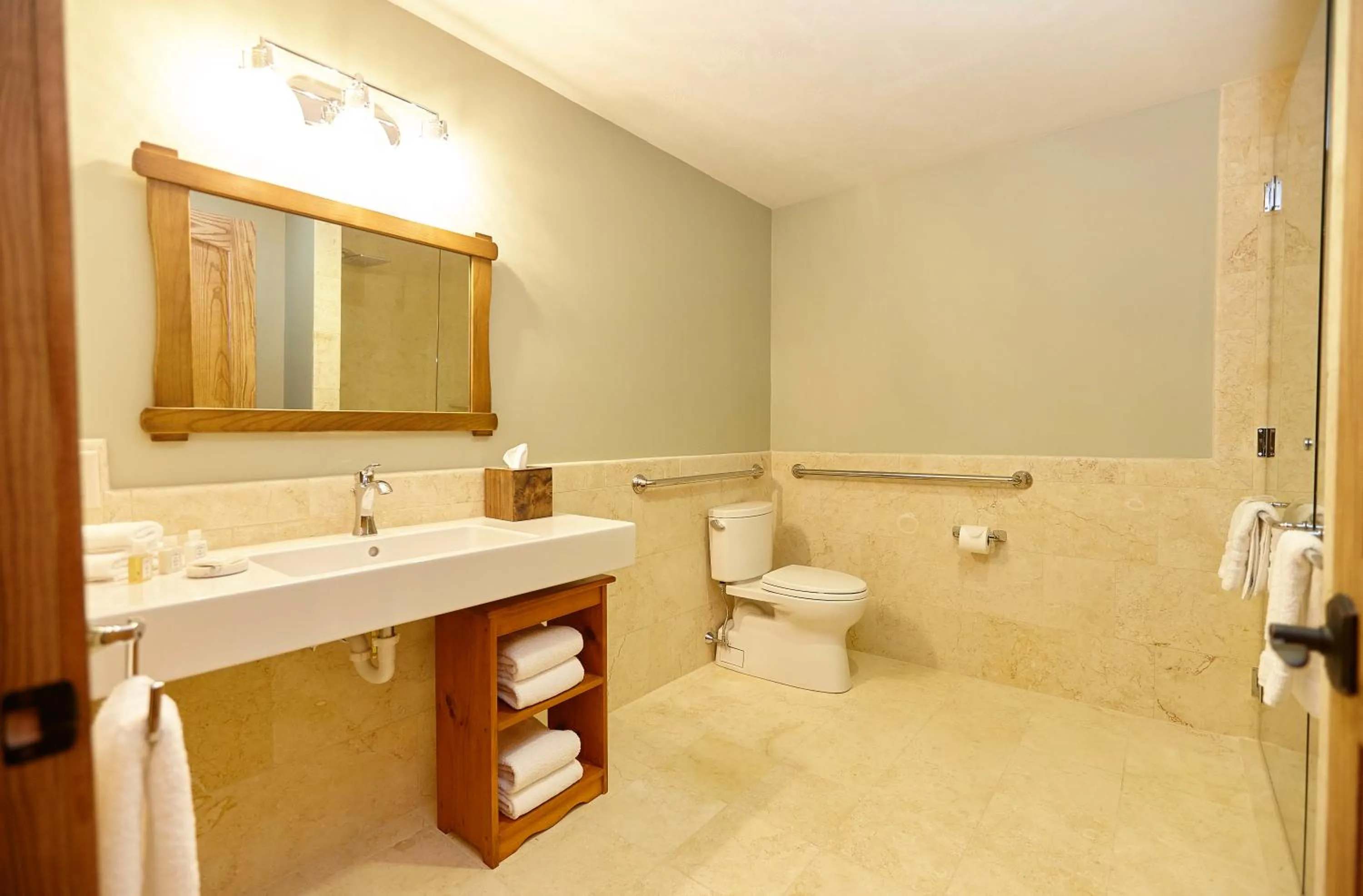 Shower in Seesaw's Lodge