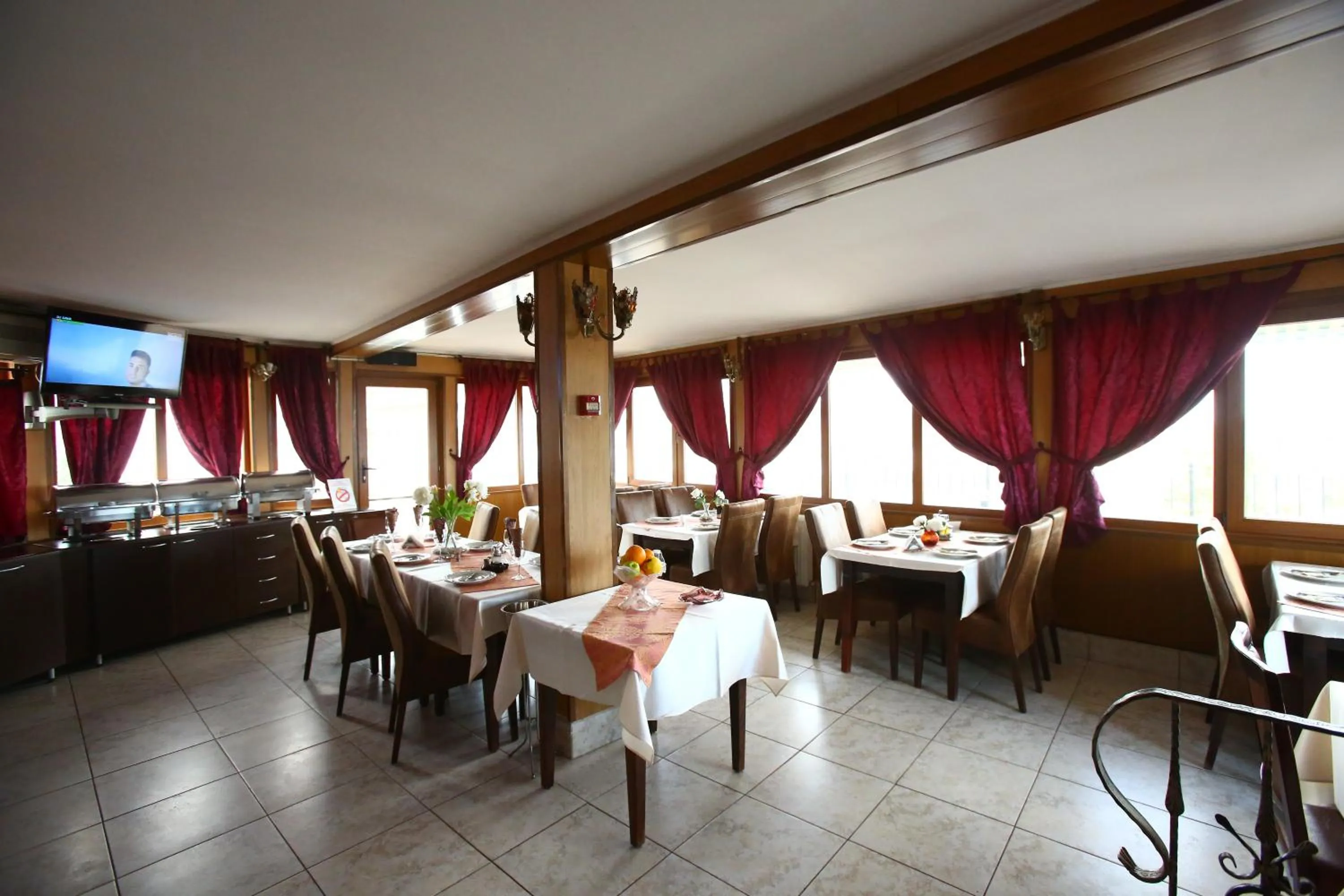 Restaurant/places to eat in Voila Inn