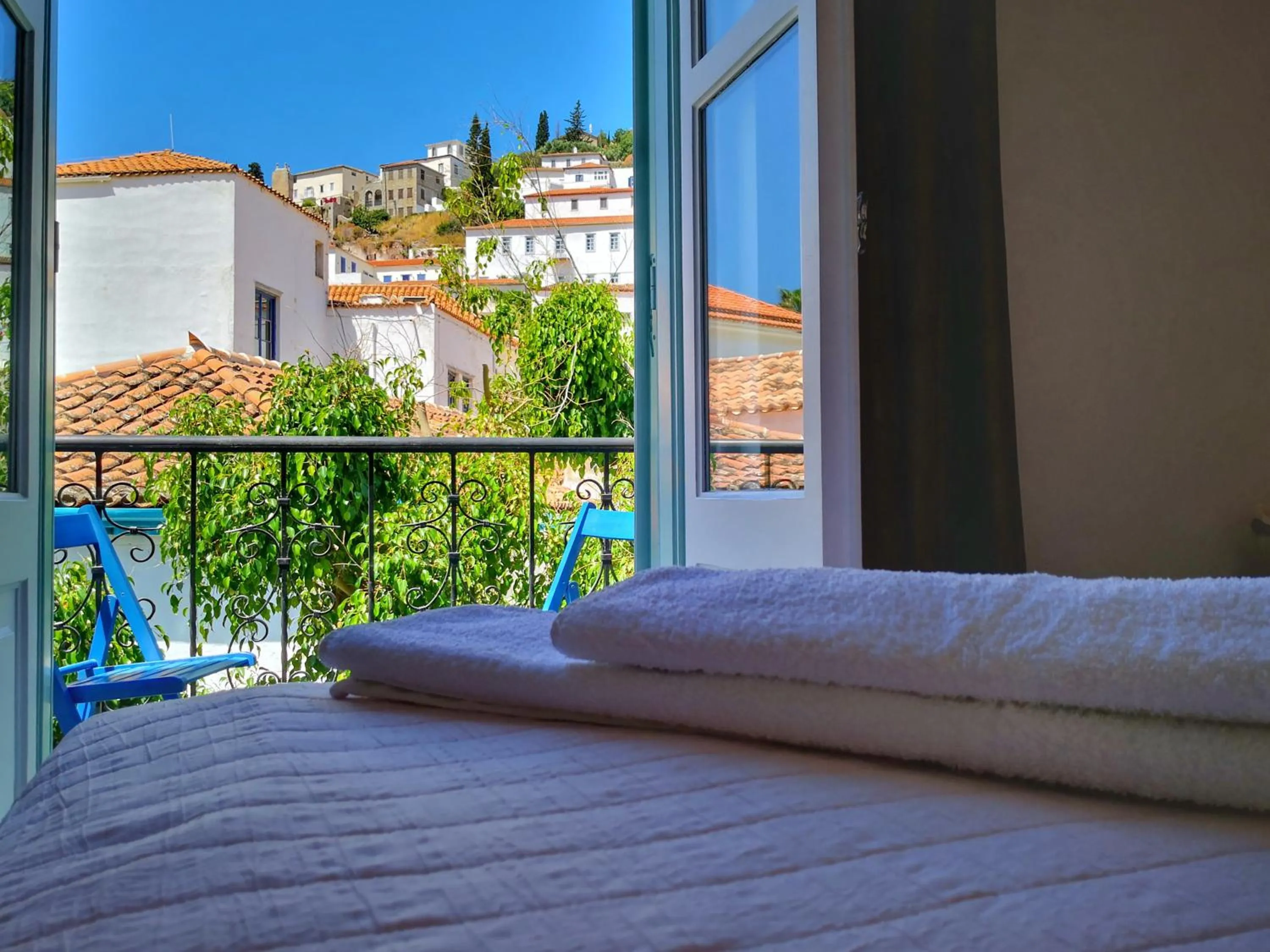 Photo of the whole room in Kirki Hydra