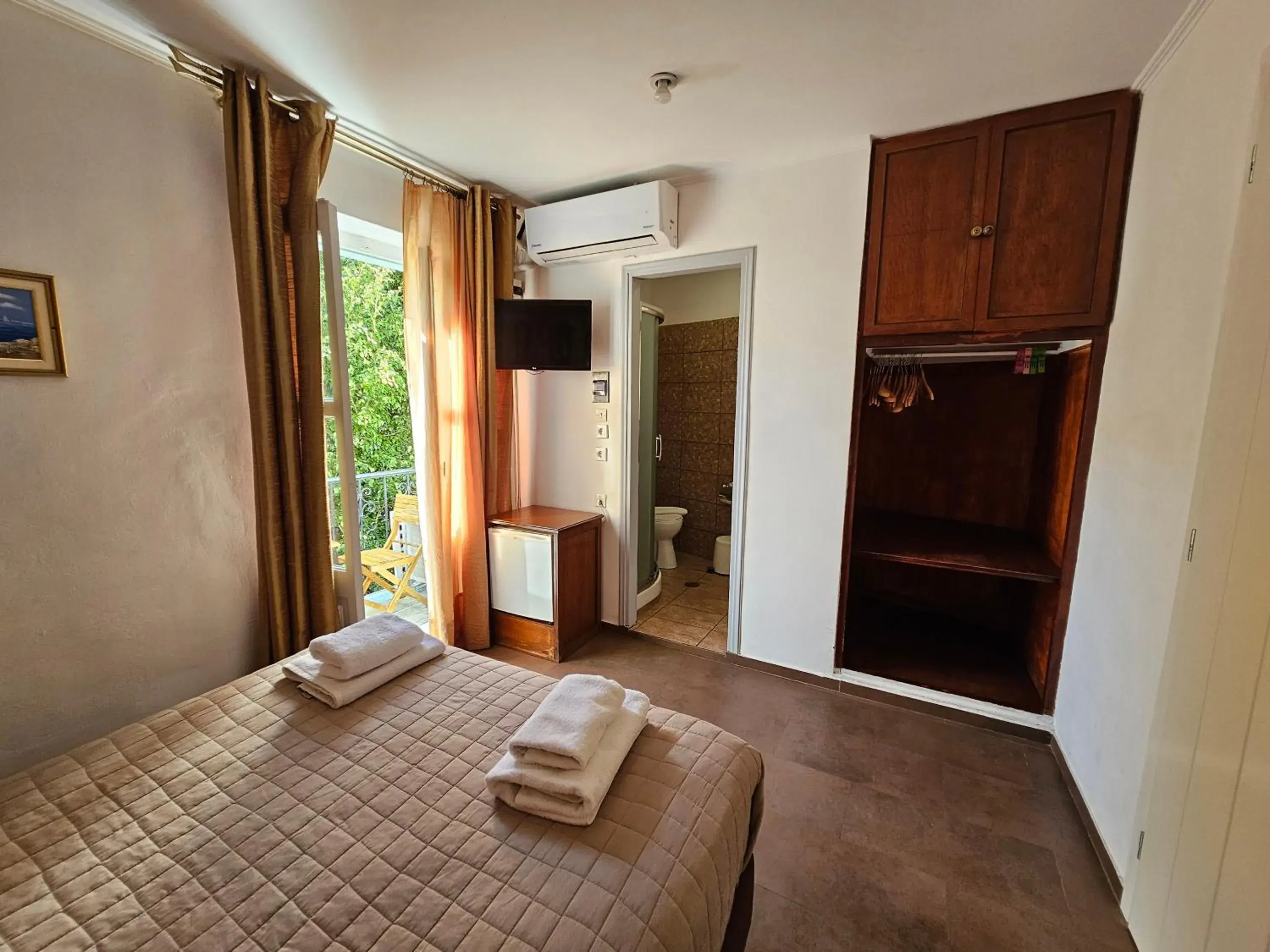 Double Room with Balcony in Kirki Hydra Double Room with Balcony in Kirki Hydra