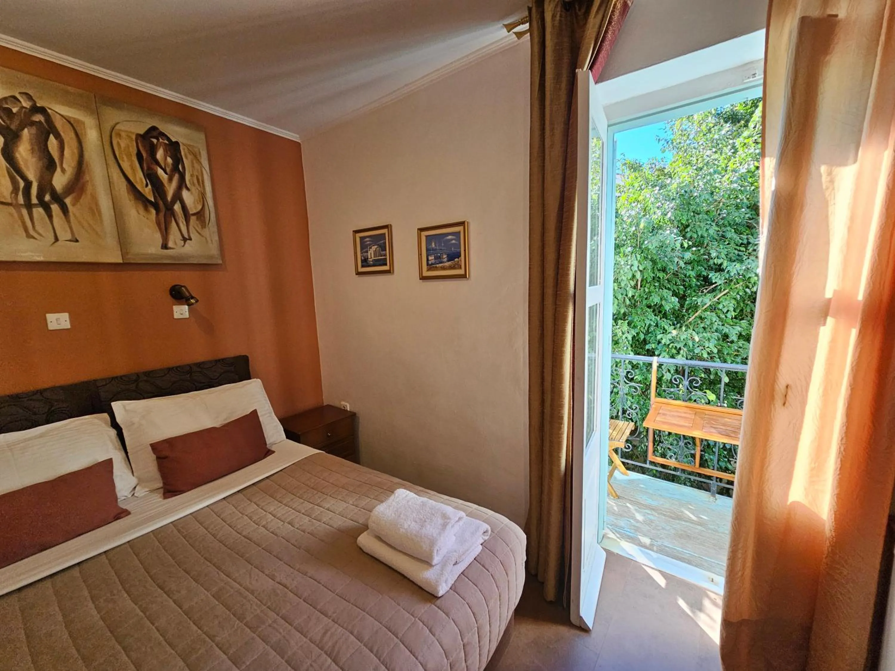 Photo of the whole room in Kirki Hydra