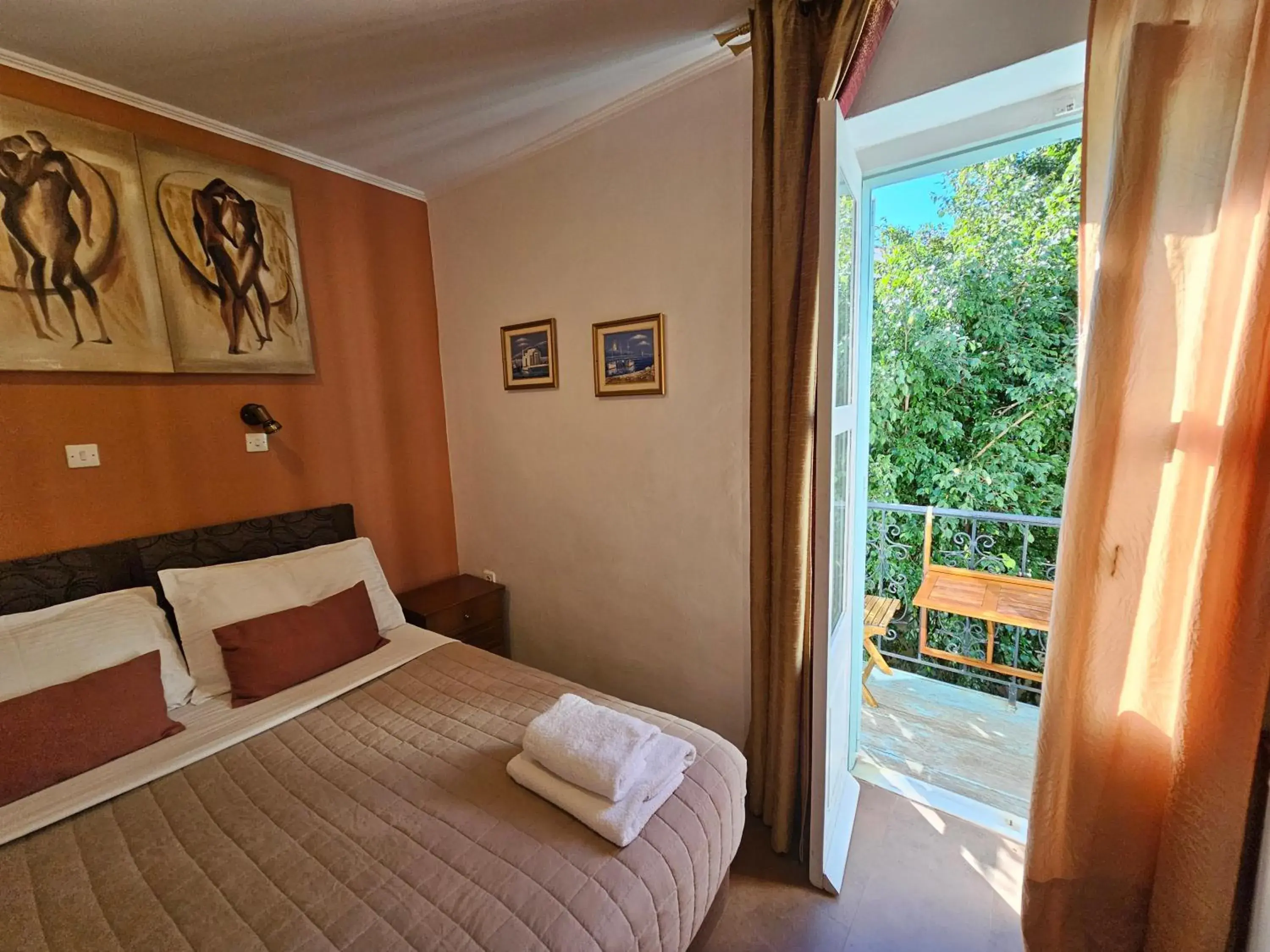 Double Room with Balcony in Kirki Hydra Double Room with Balcony in Kirki Hydra