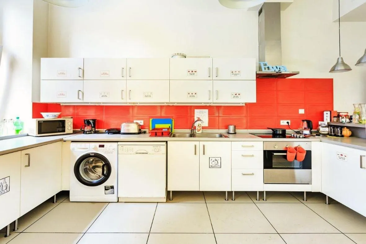 Communal kitchen in Grampa's Hostel