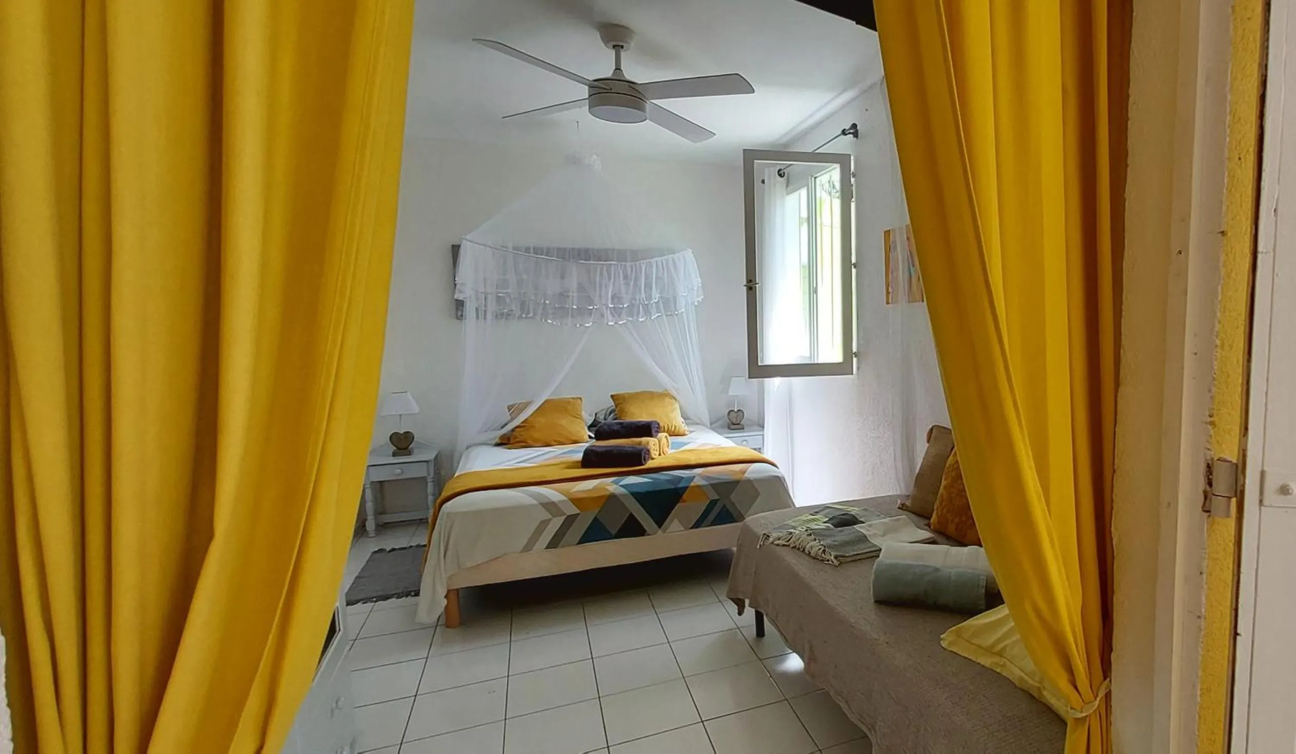 Photo of the whole room, Bed in Logisrev