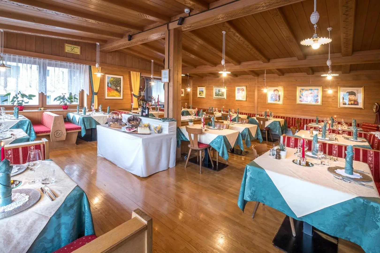 Restaurant/places to eat in Hotel Serena