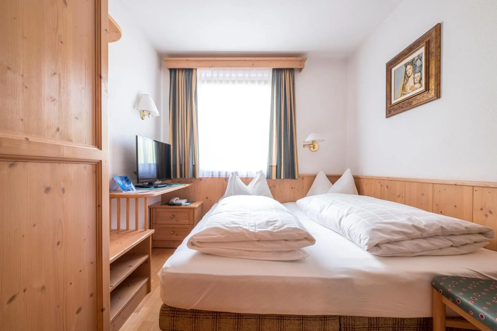 Photo of the whole room, Bed in Hotel Serena