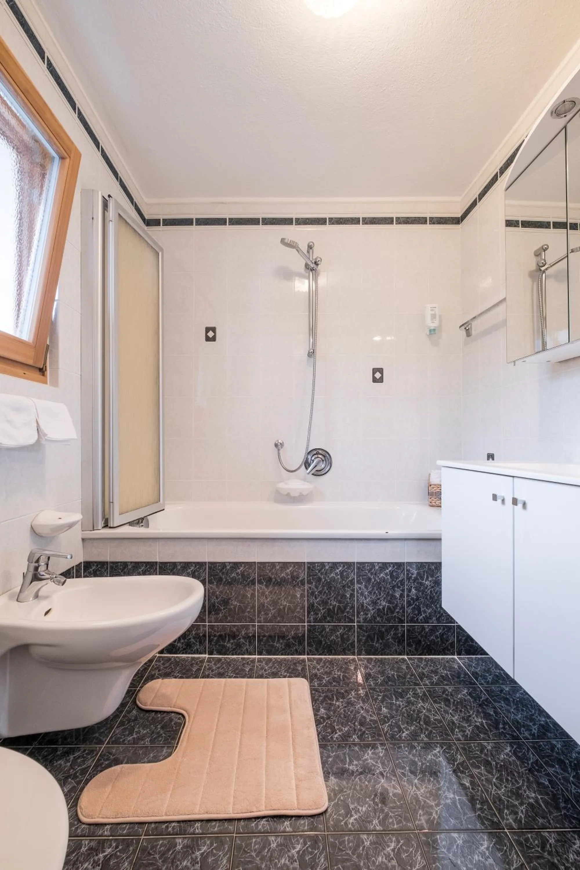 Shower in Hotel Serena