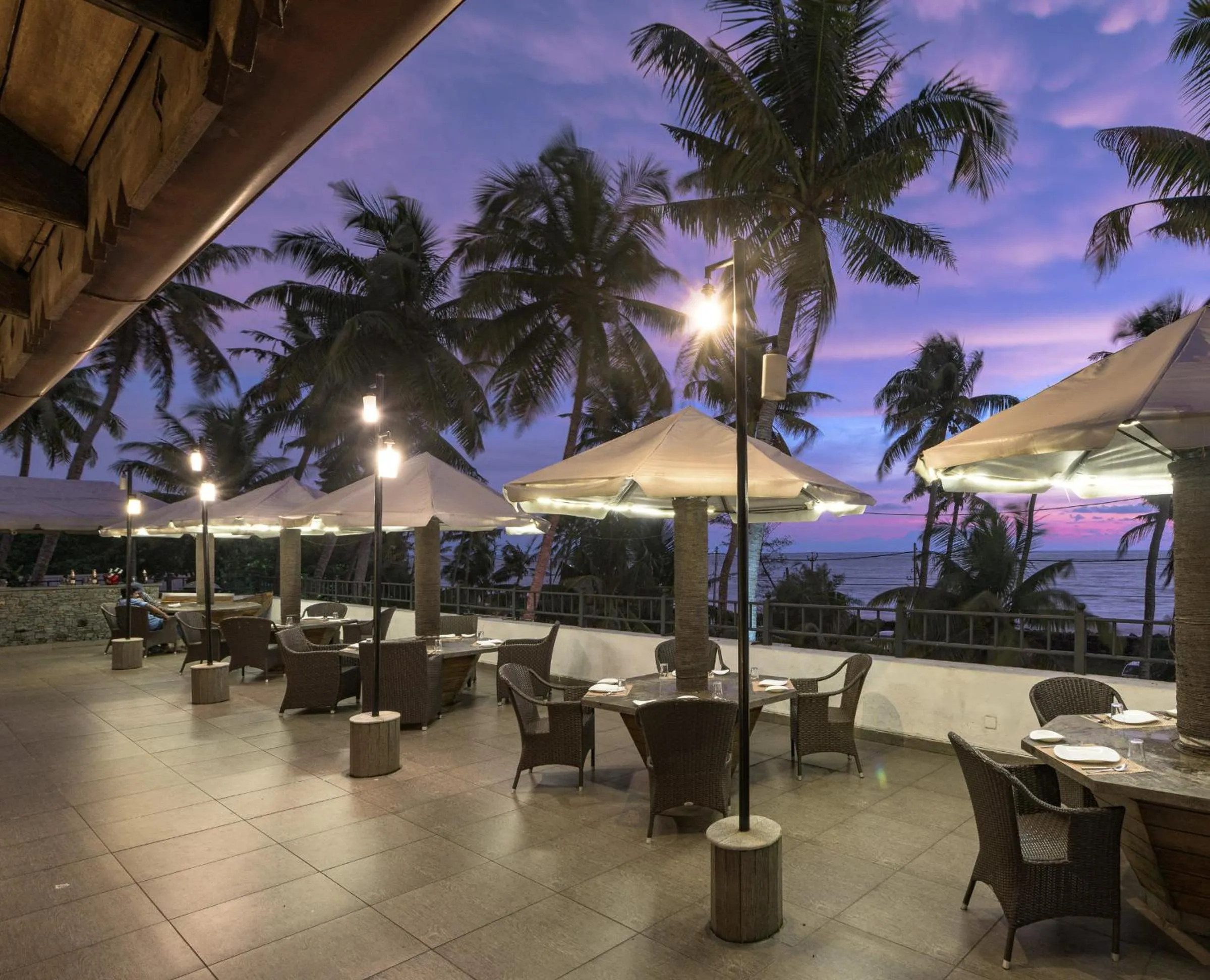 Restaurant/places to eat in Club Mahindra Cherai Beach