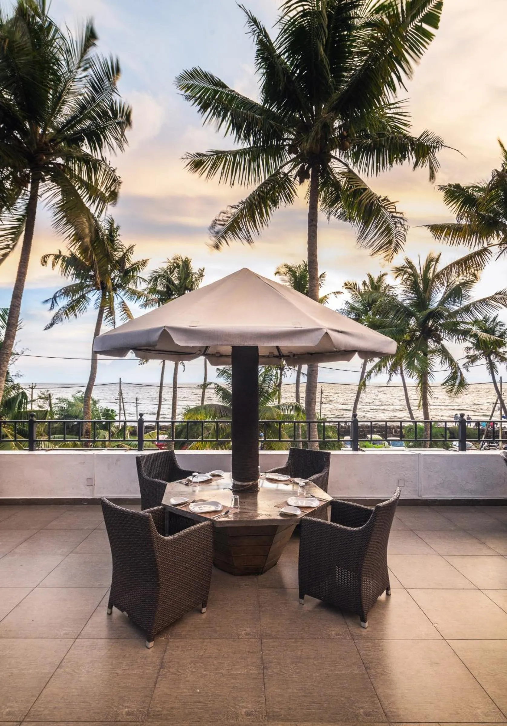 Restaurant/places to eat in Club Mahindra Cherai Beach