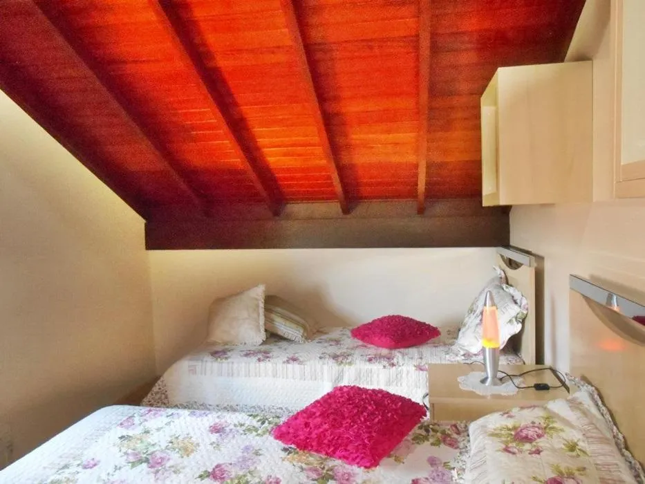 Bedroom, Bed in Cobertura duplex no centro de Gramado