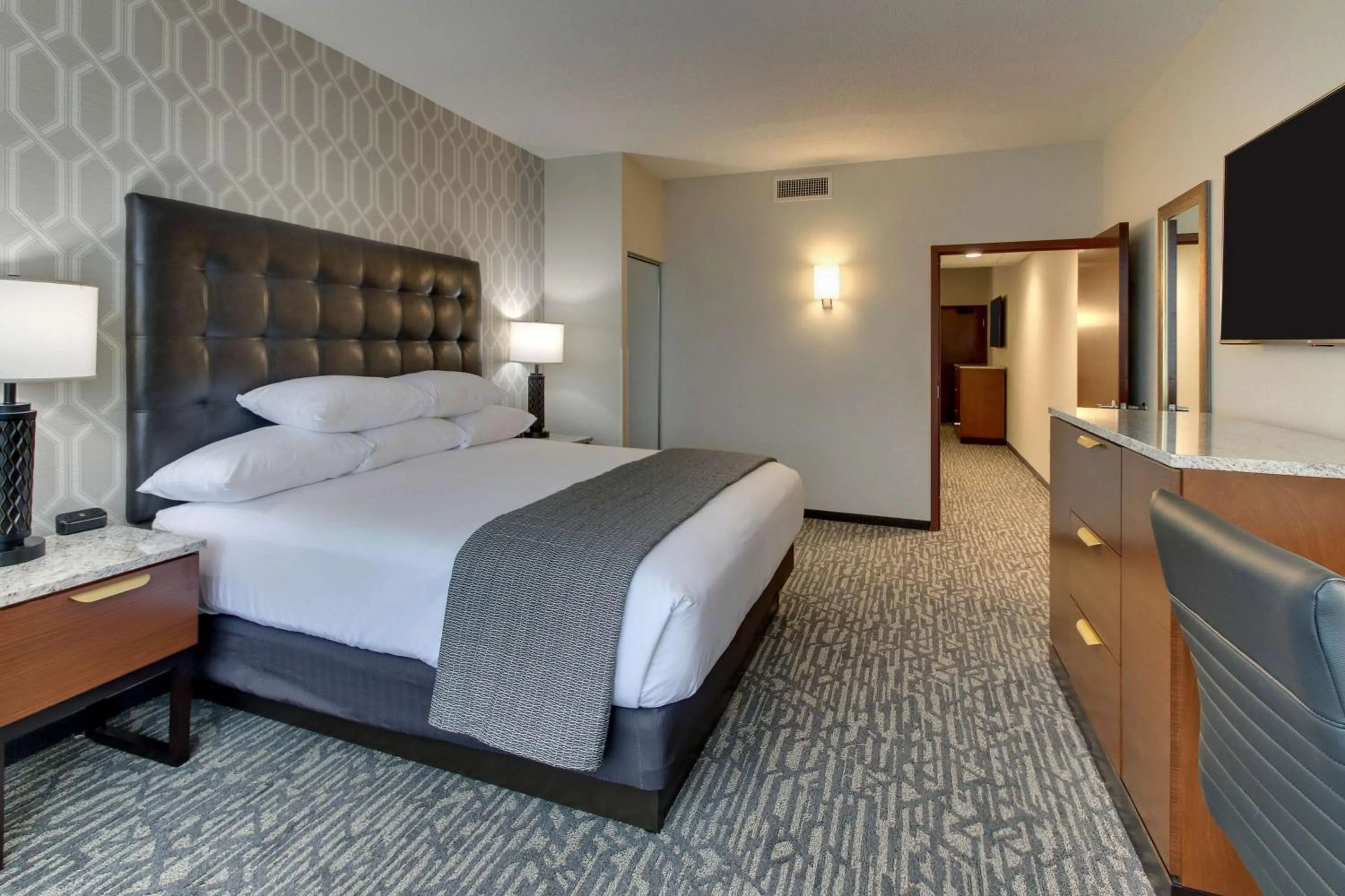 Photo of the whole room, Bed in Drury Plaza Hotel Richmond