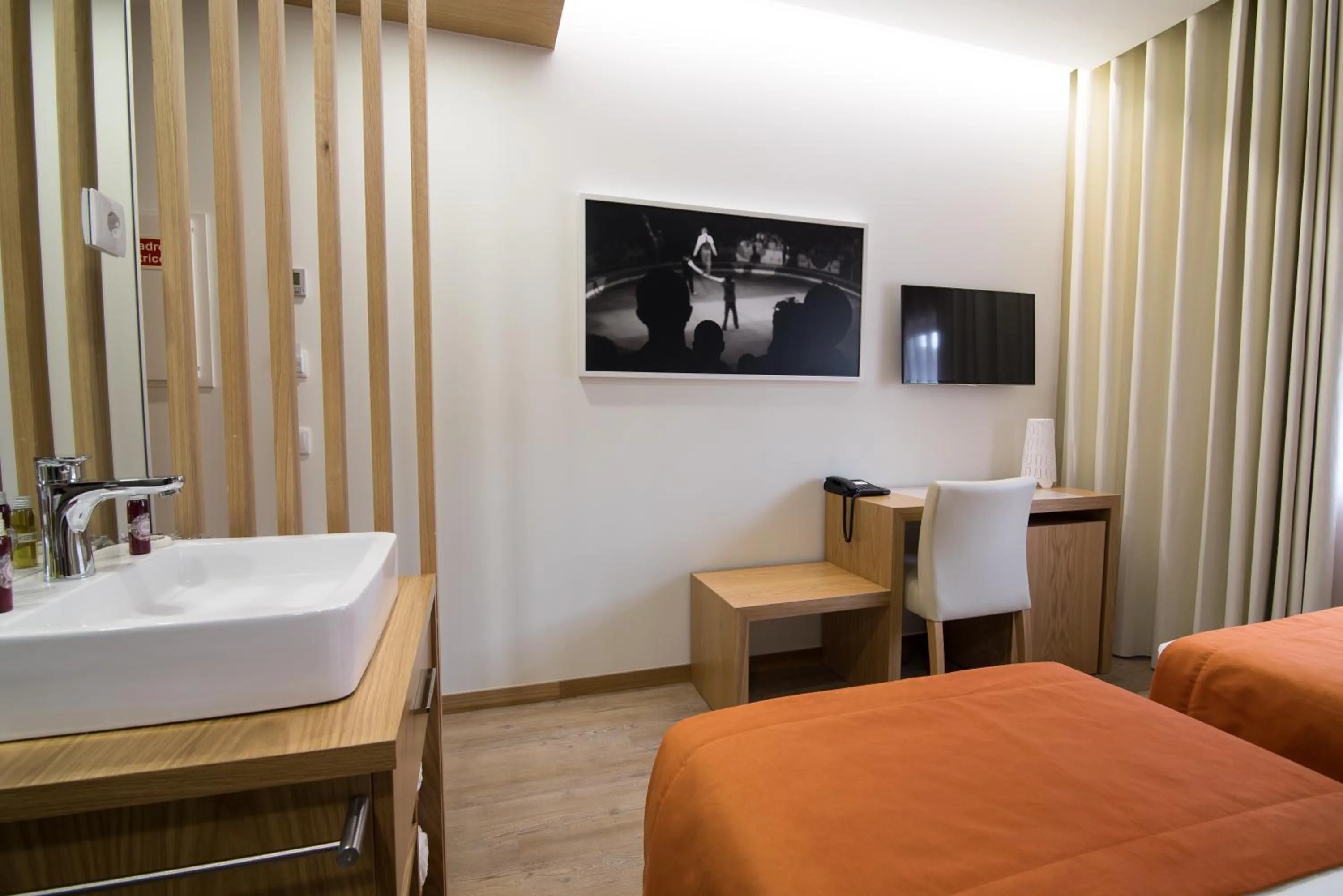 TV and multimedia, Bed in Porto Coliseum Hotel