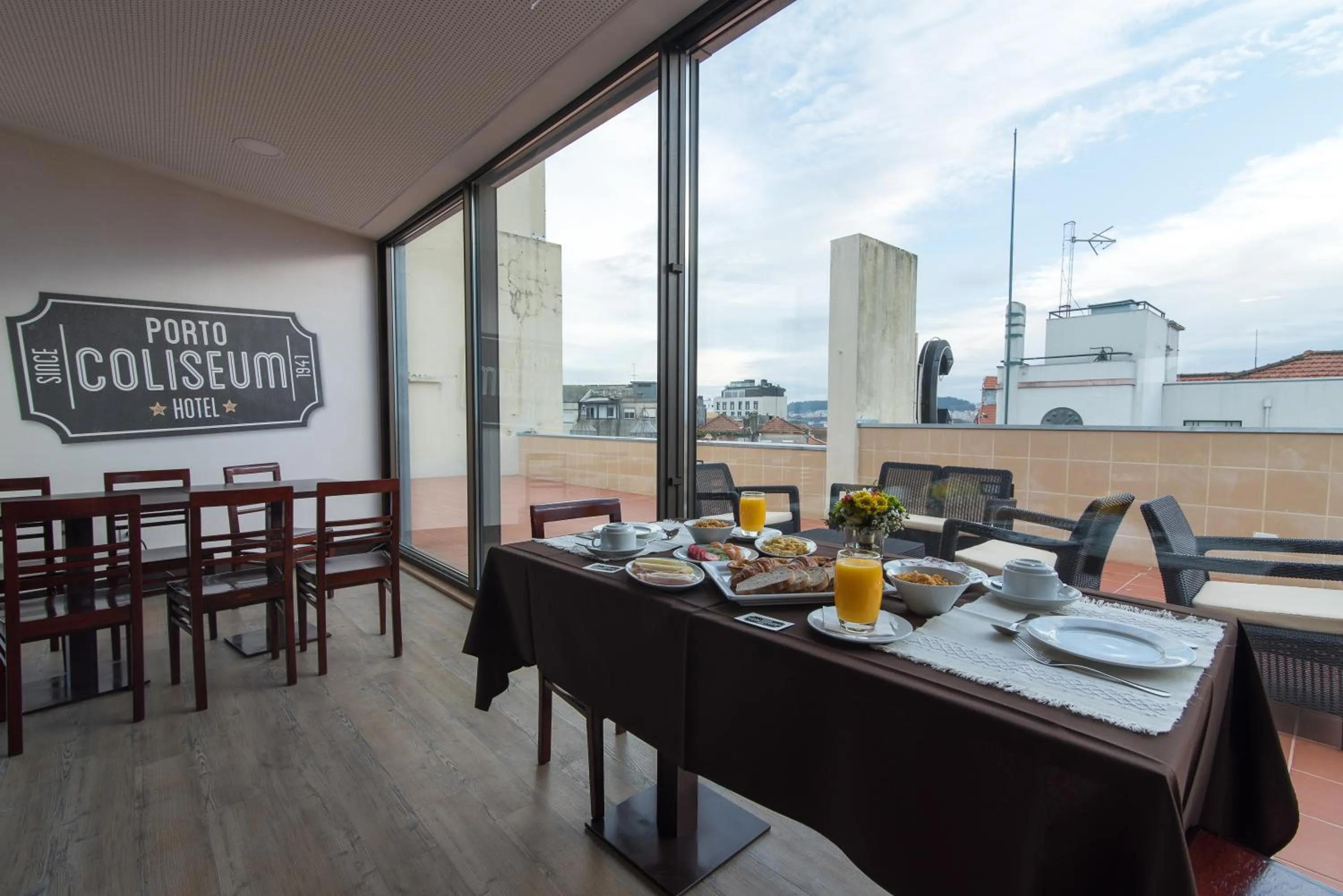 Restaurant/places to eat in Porto Coliseum Hotel