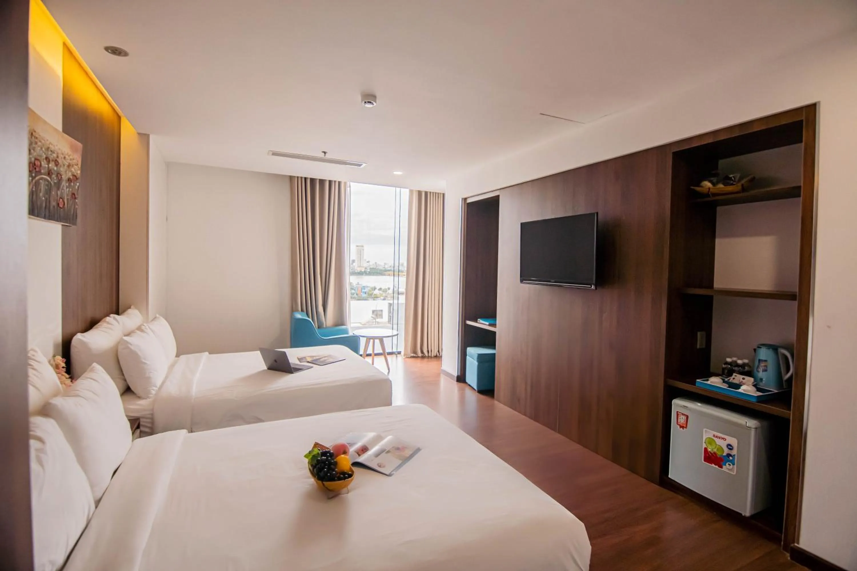 Photo of the whole room, Bed in Gold Central Hotel by Haviland