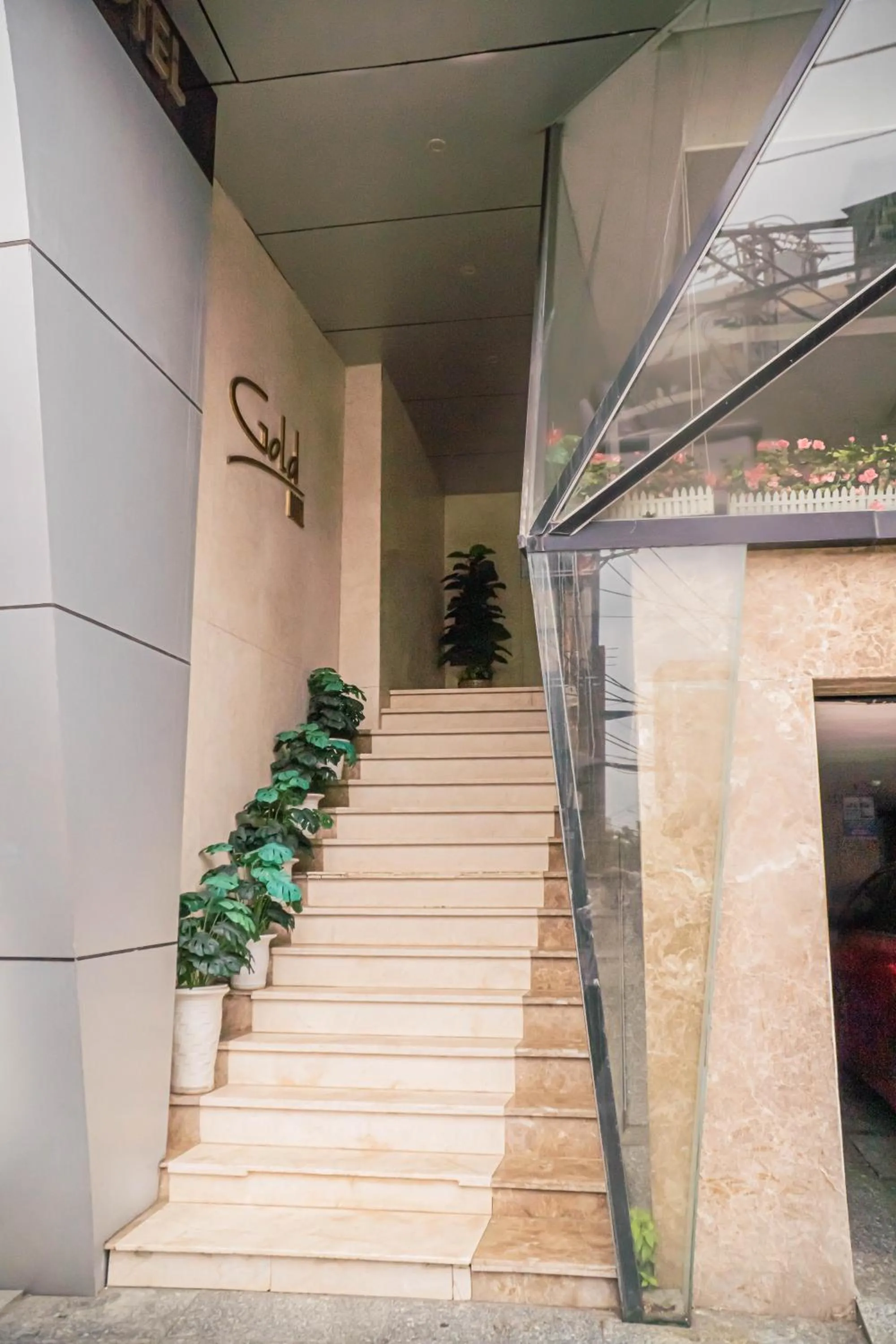 Facade/entrance in Gold Central Hotel by Haviland