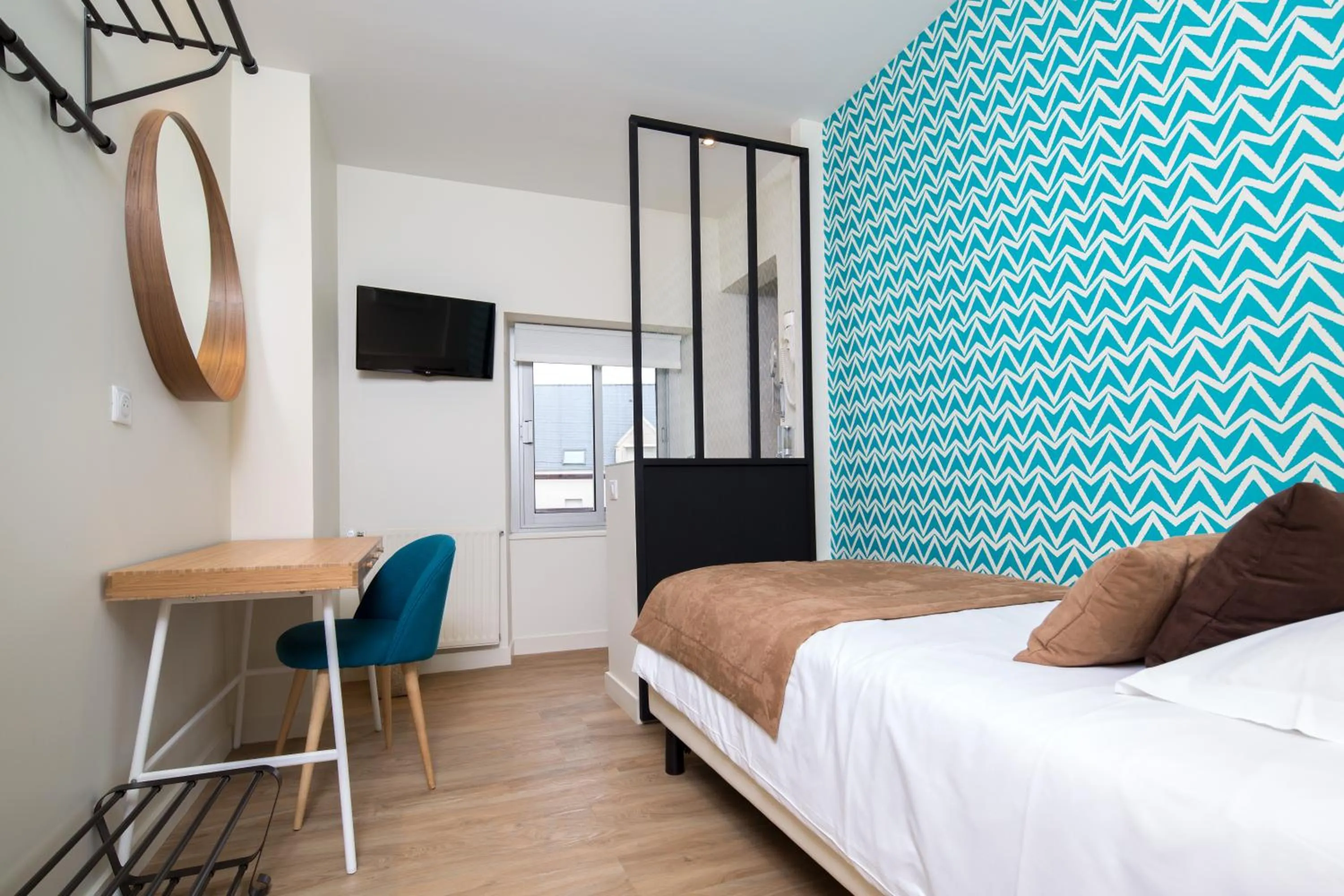 Photo of the whole room, Bed in Les Chants d'Ailes - Hôtel Face Mer