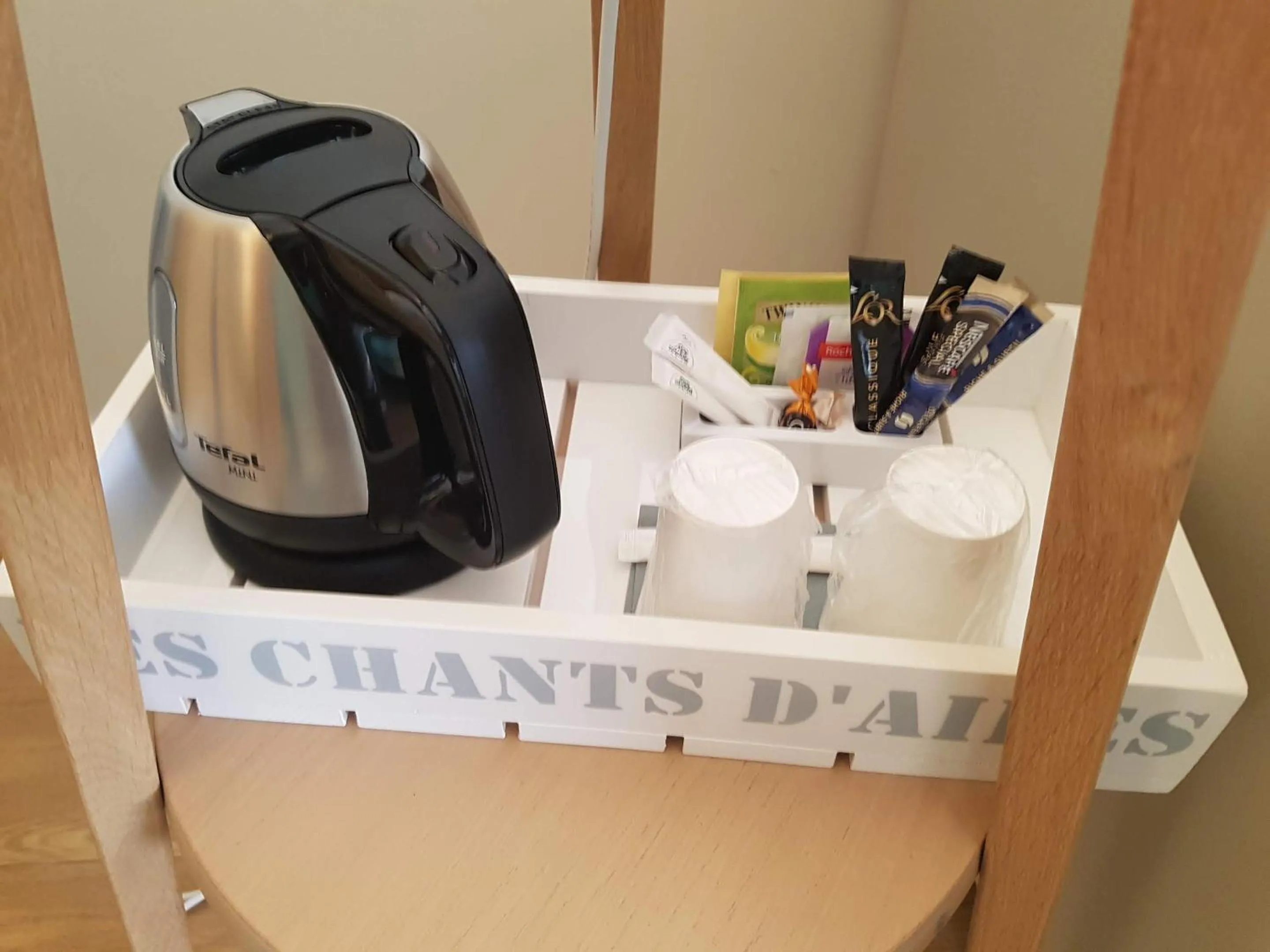 Coffee/tea facilities in Les Chants d'Ailes - Hôtel Face Mer