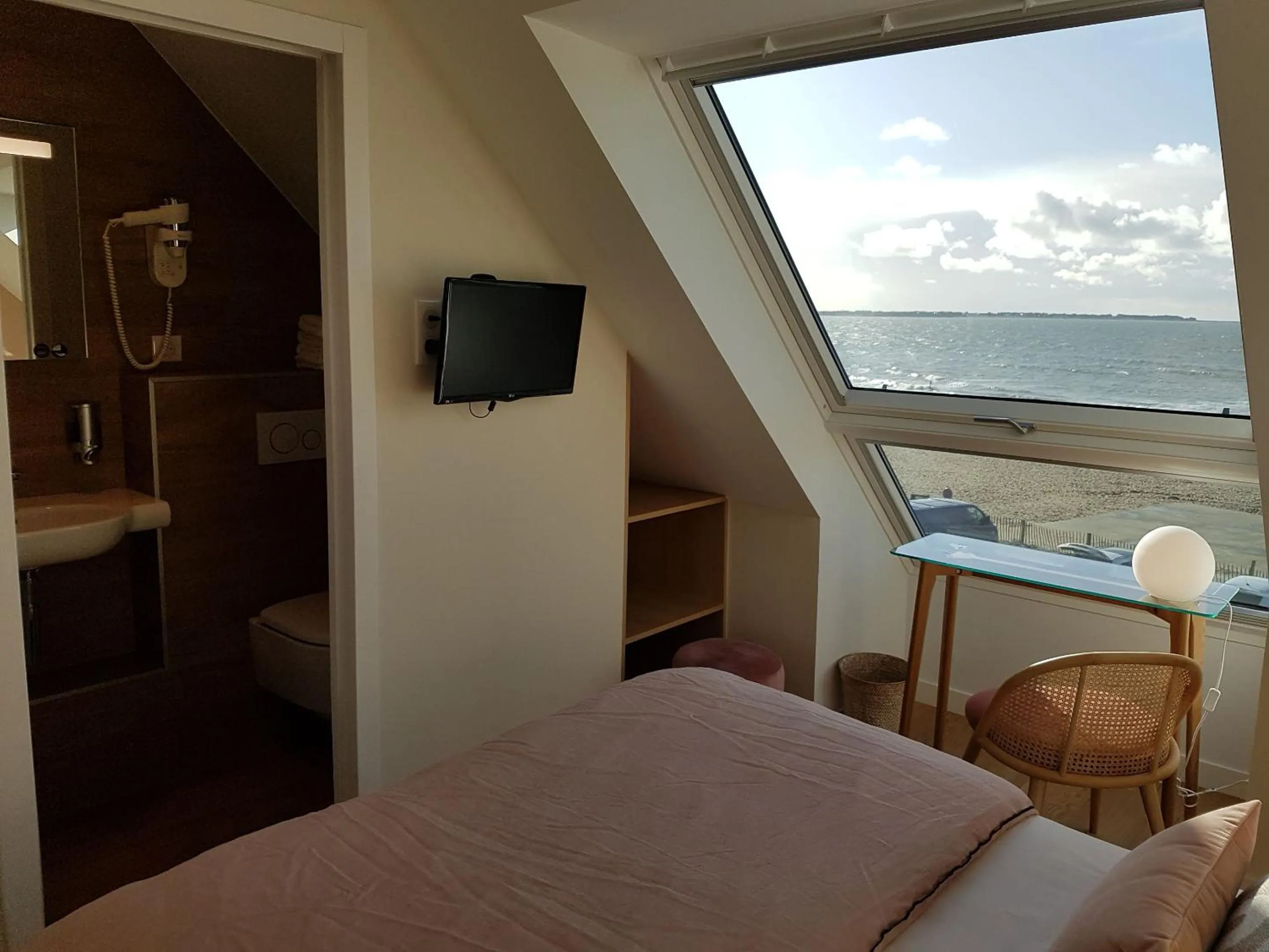 Bed in Les Chants d'Ailes - Hôtel Face Mer