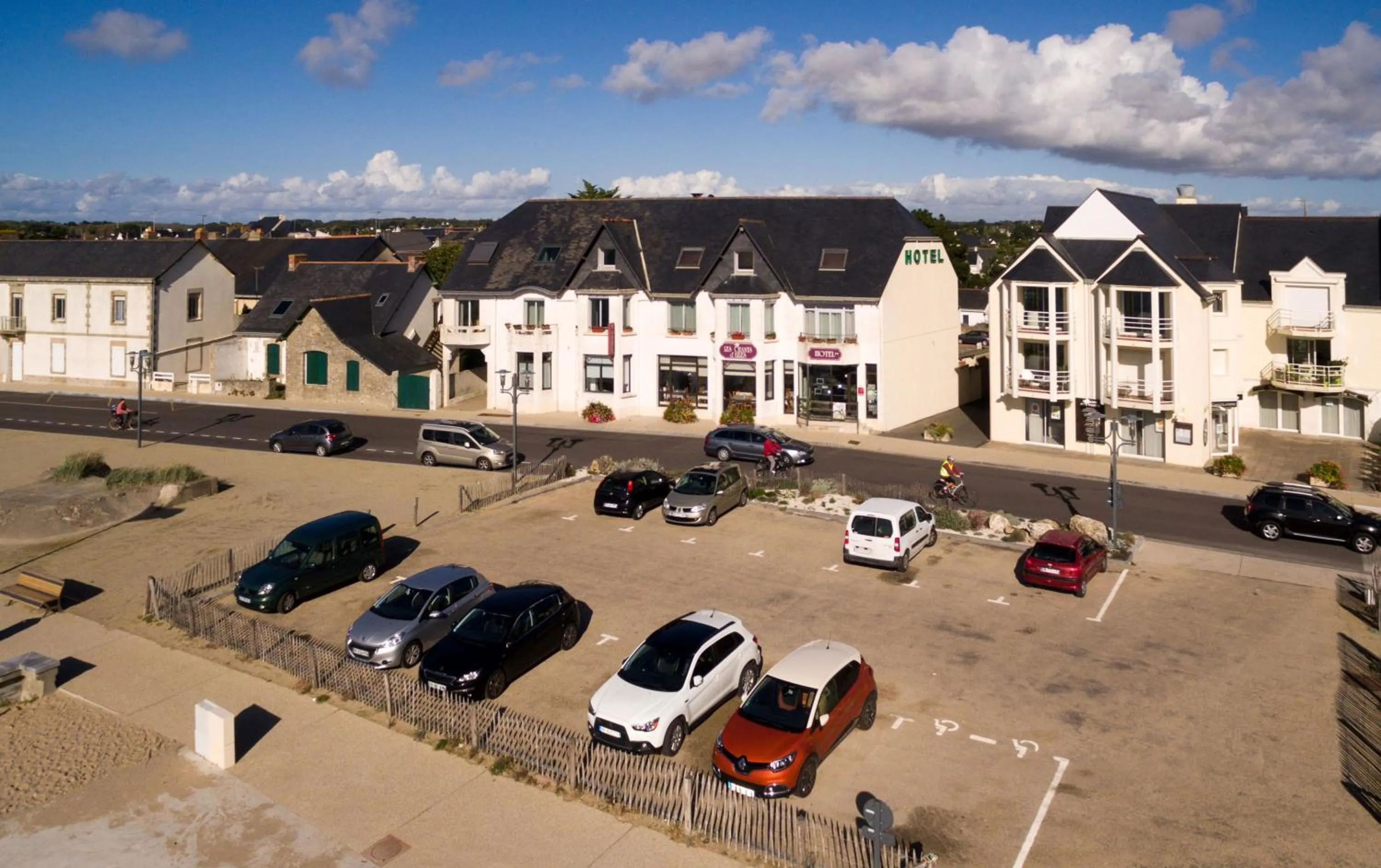 Property building in Les Chants d'Ailes - Hôtel Face Mer